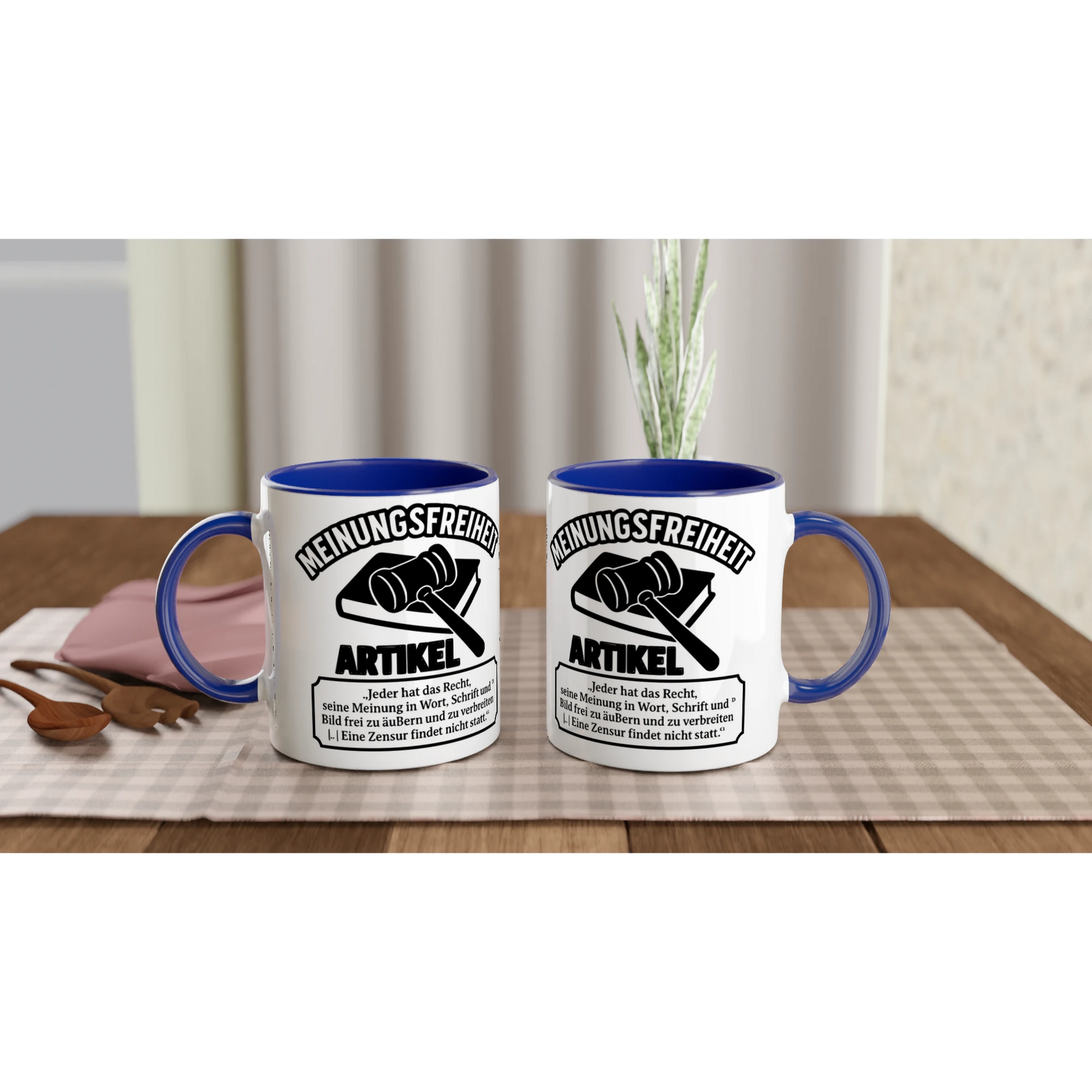 Zwei bedruckte kaffeetasse bestellen mit Meinungsfreiheit Artikel Design und blauem Henkel auf Holztisch