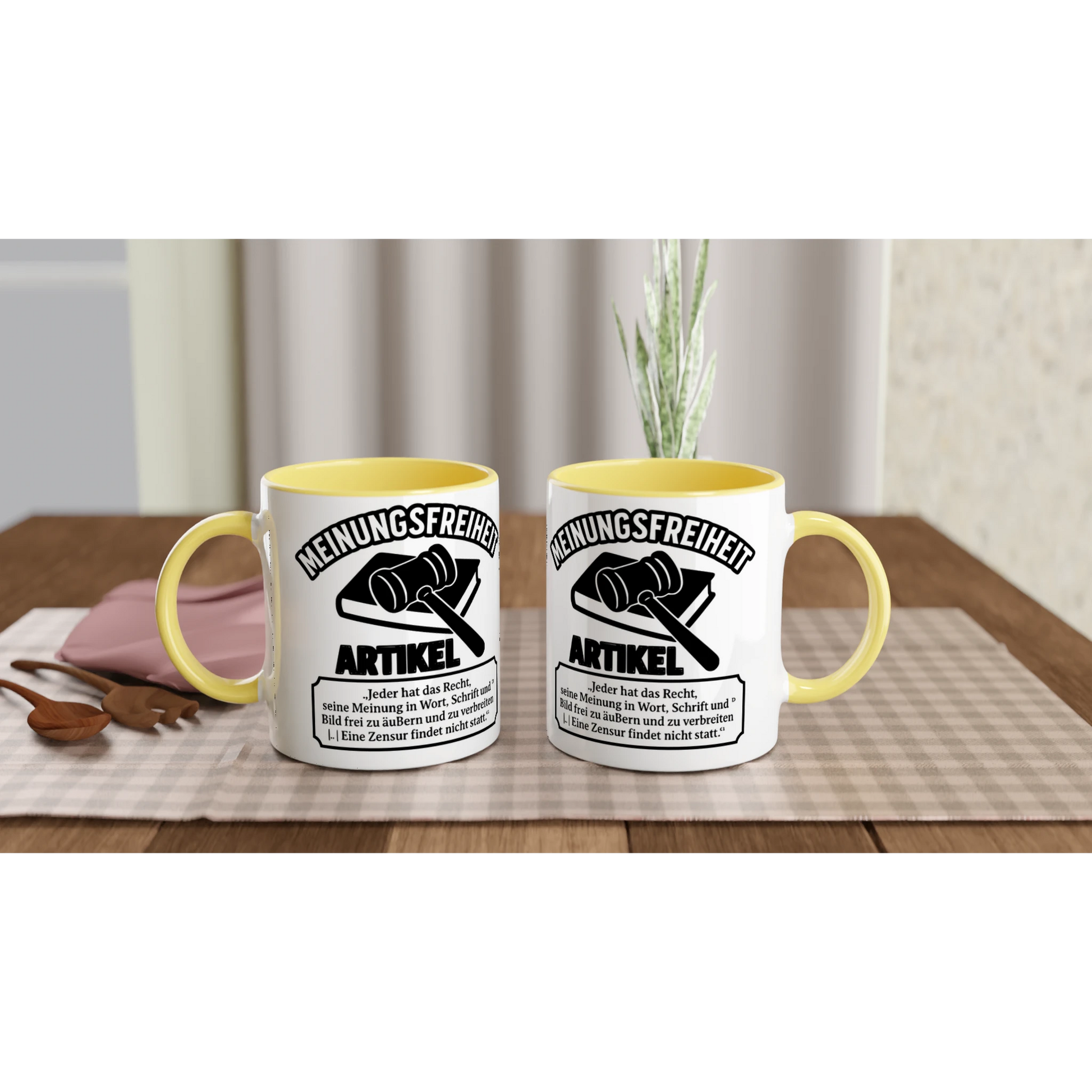 Zwei bedruckte kaffeetasse bestellen mit Meinungsfreiheit Artikel Design auf Holzoberfläche