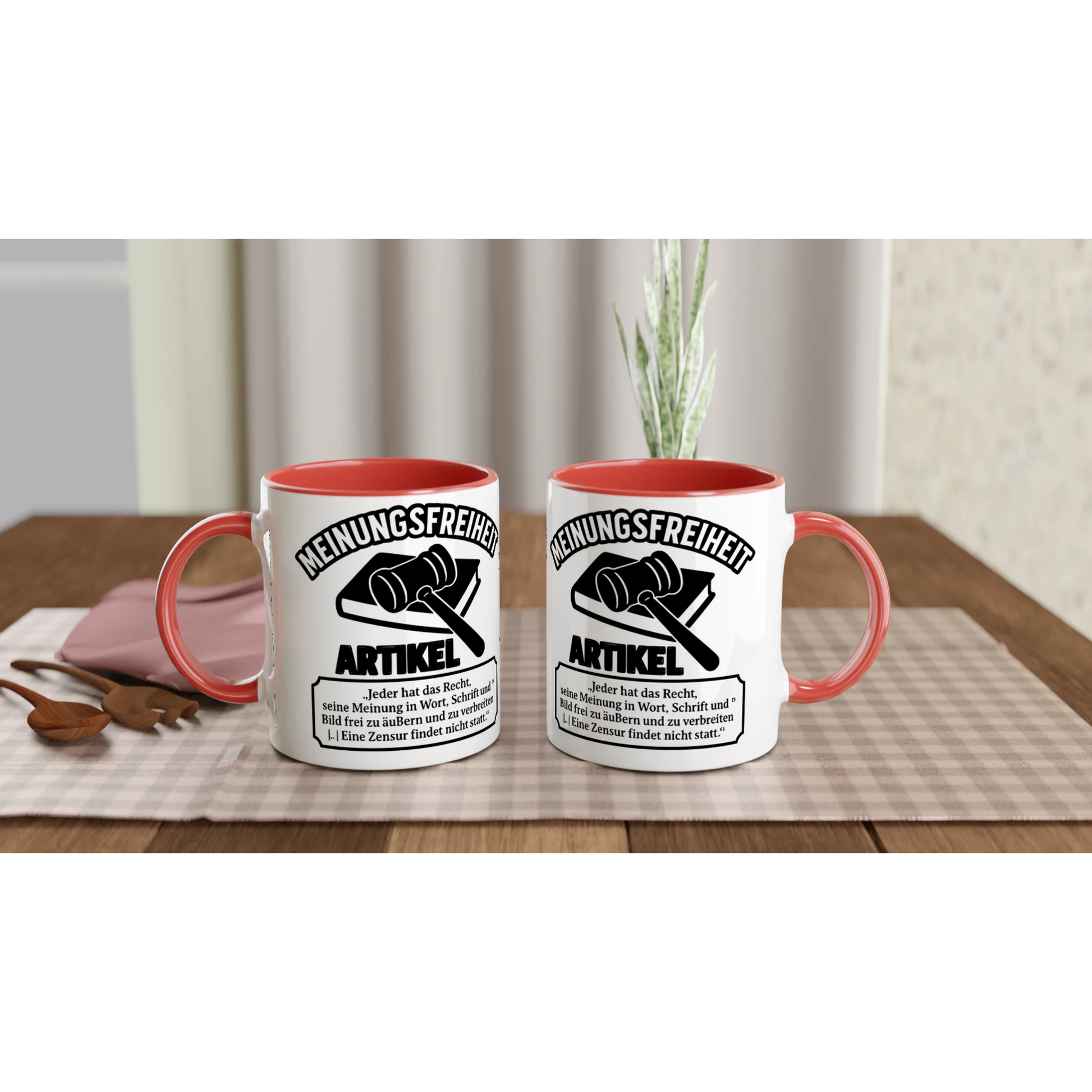 Zwei bedruckte kaffeetasse bestellen mit Meinungsfreiheit Artikel Design und rotem Henkel auf gedecktem Tisch
