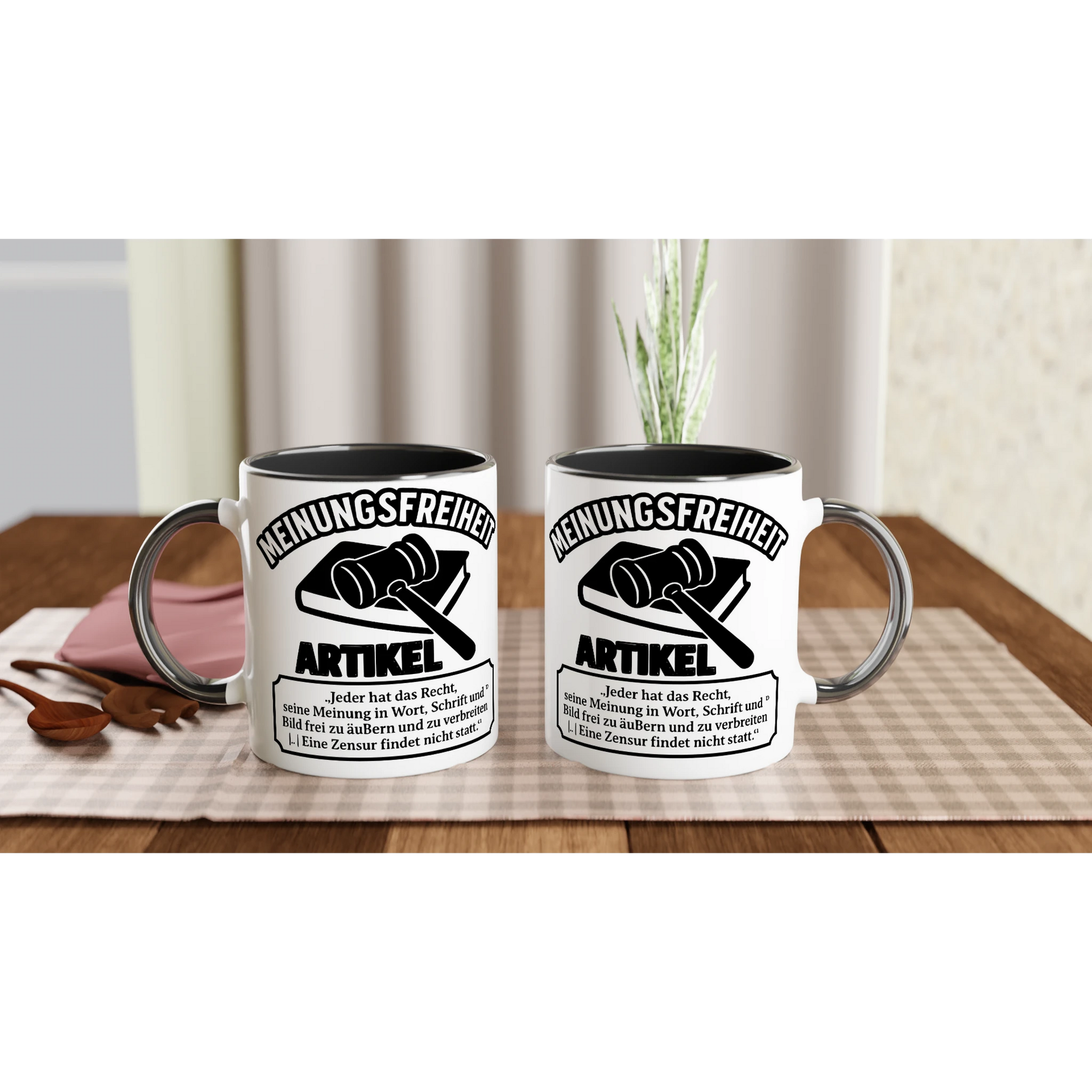 Zwei bedruckte kaffeetasse bestellen mit Meinungsfreiheit Artikel Design auf Holztisch im Wohnraum