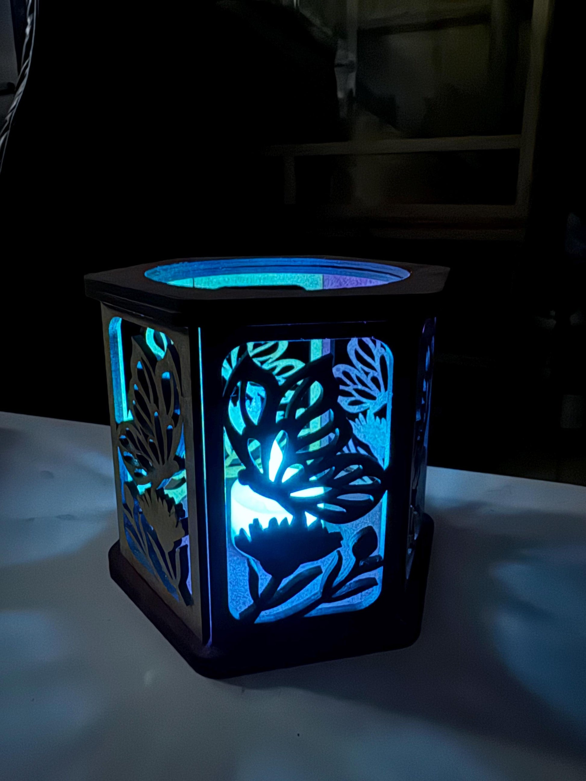 Dekorative Tischleuchte Geschenkidee mit filigranem Schmetterlingsmotiv und blauem Licht