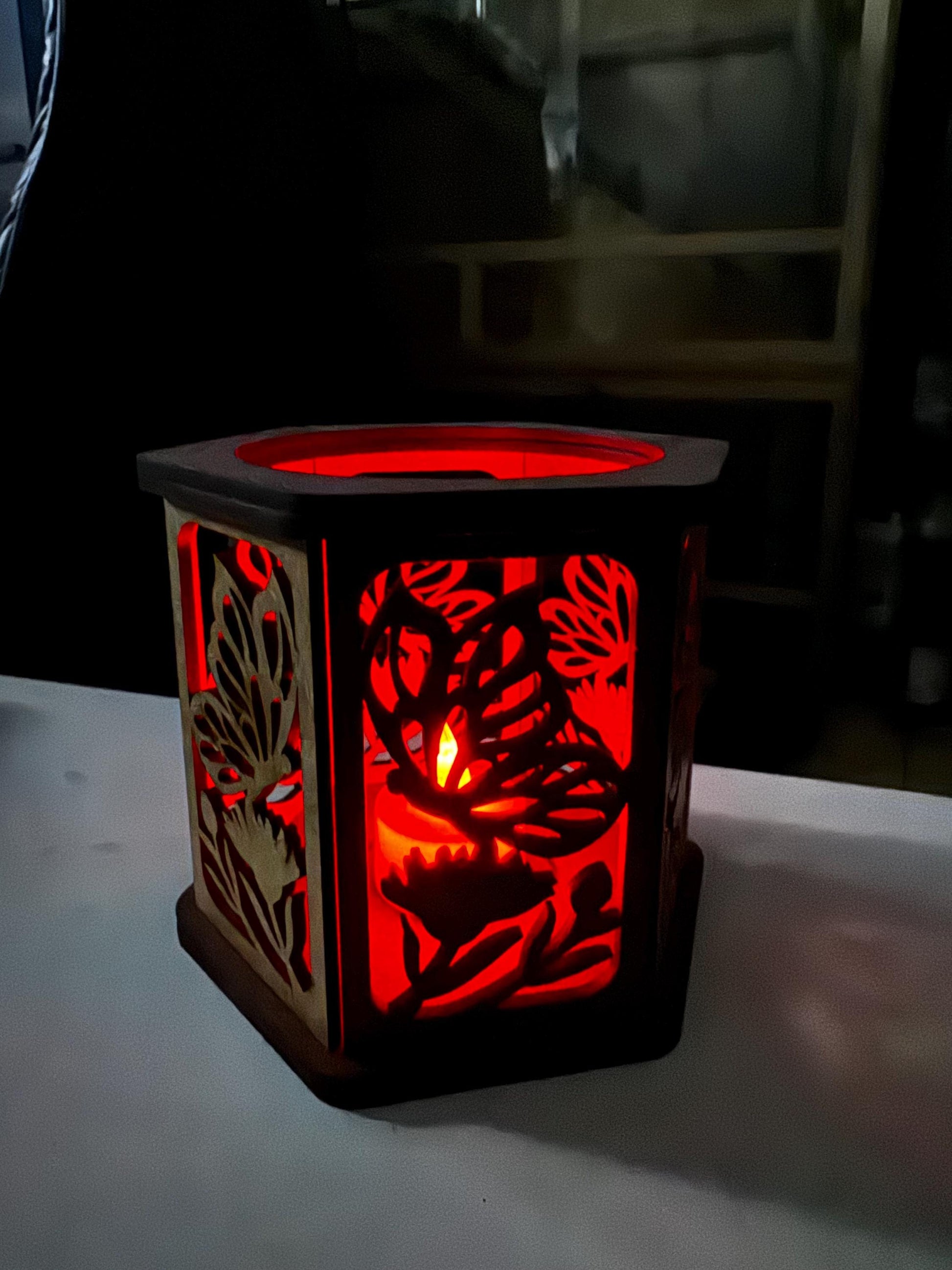 Dekorative Tischleuchte Geschenkidee mit rotem Licht und floral geschnittenem Holzdesign