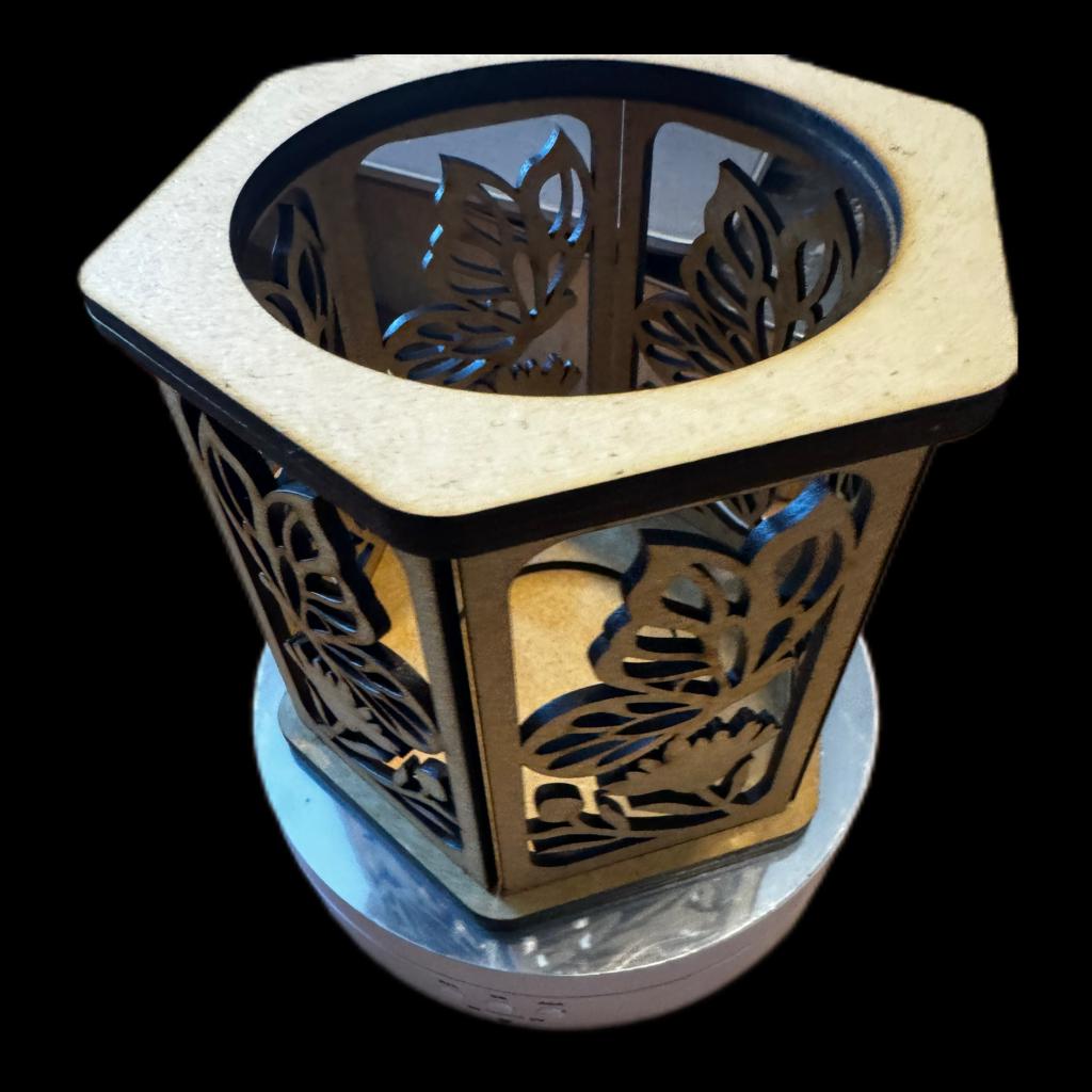 Dekorative Tischleuchte Geschenkidee aus Holz mit filigranen Schmetterlingsmotiven als stilvolle Deko