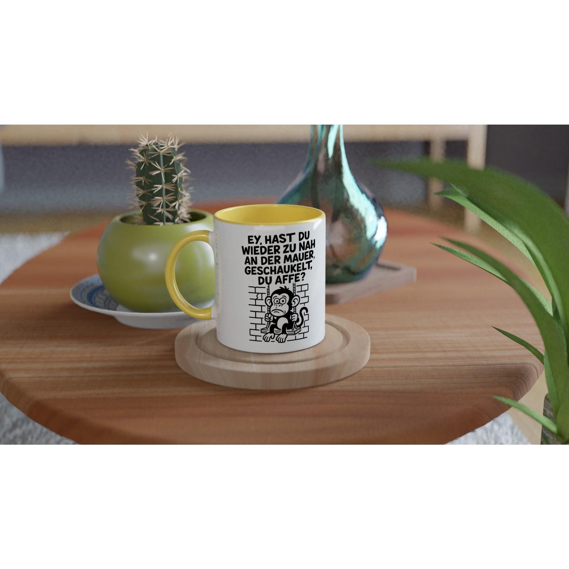 Witzige Geschenkidee für Freunde Kaffeetasse mit lustigem Affenmotiv und Text auf Tisch mit Kakteen