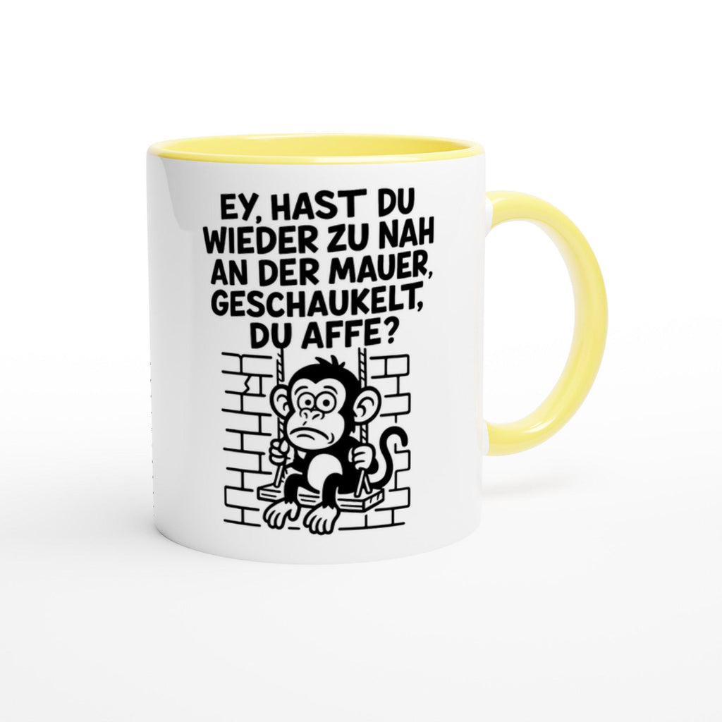Weiße Tasse mit gelbem Henkel und witziger Geschenkidee für Freunde mit Affen-Spruch