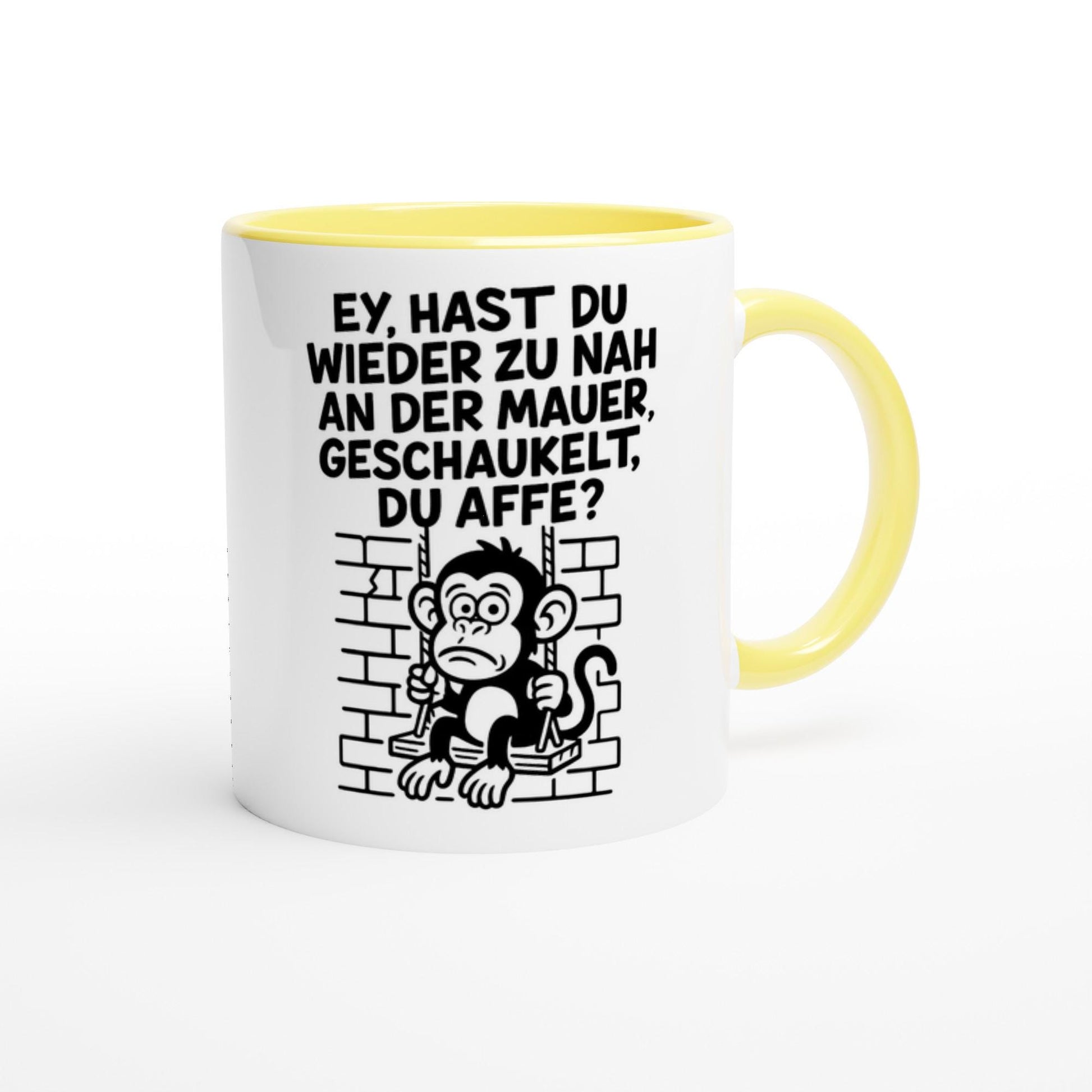 Weiße Tasse mit gelbem Henkel und witziger Geschenkidee für Freunde mit Affen-Spruch
