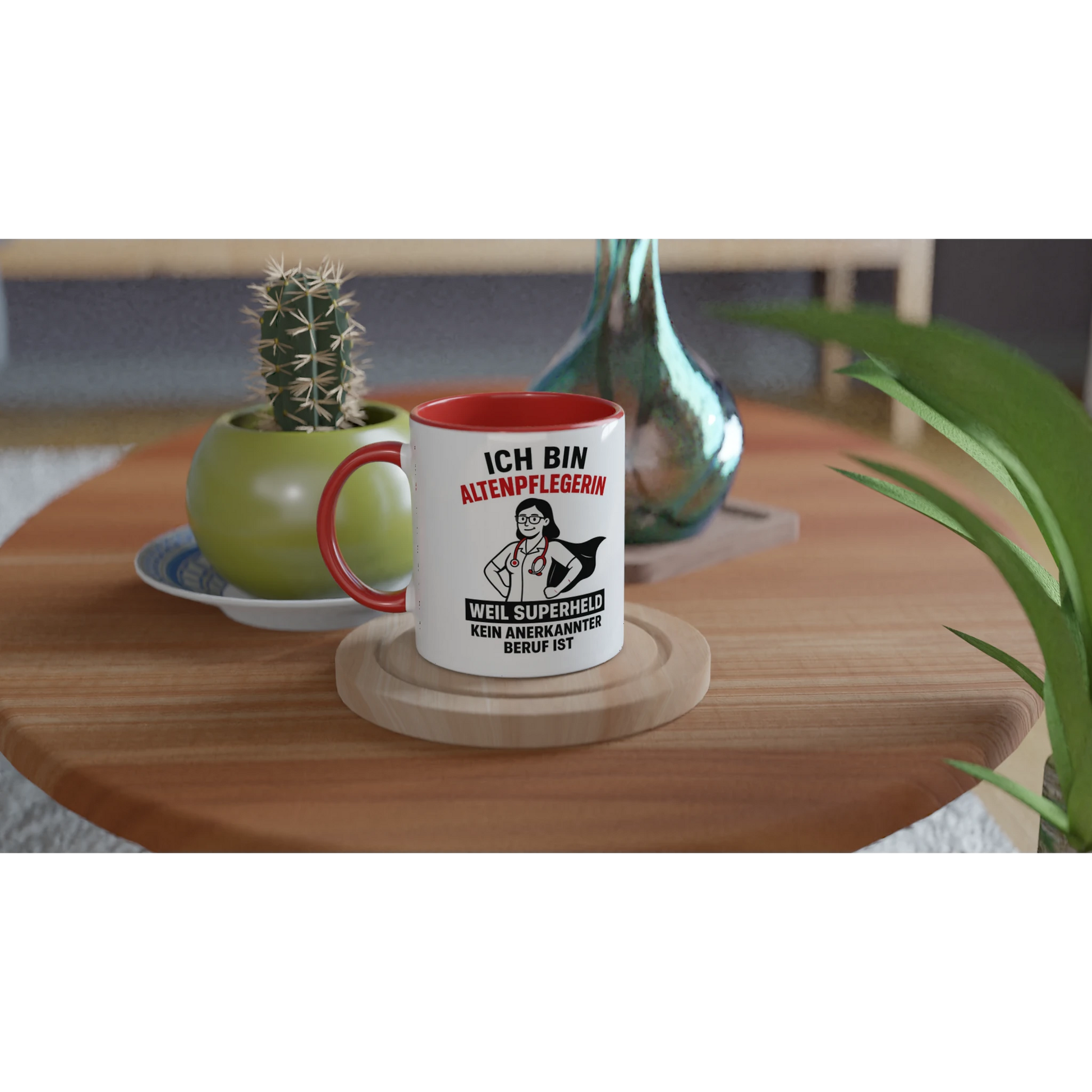Wupperlike Tasse mit rotem Griff und dem Aufdruck Geschenkidee für Altenpflegerinnen auf Holztisch