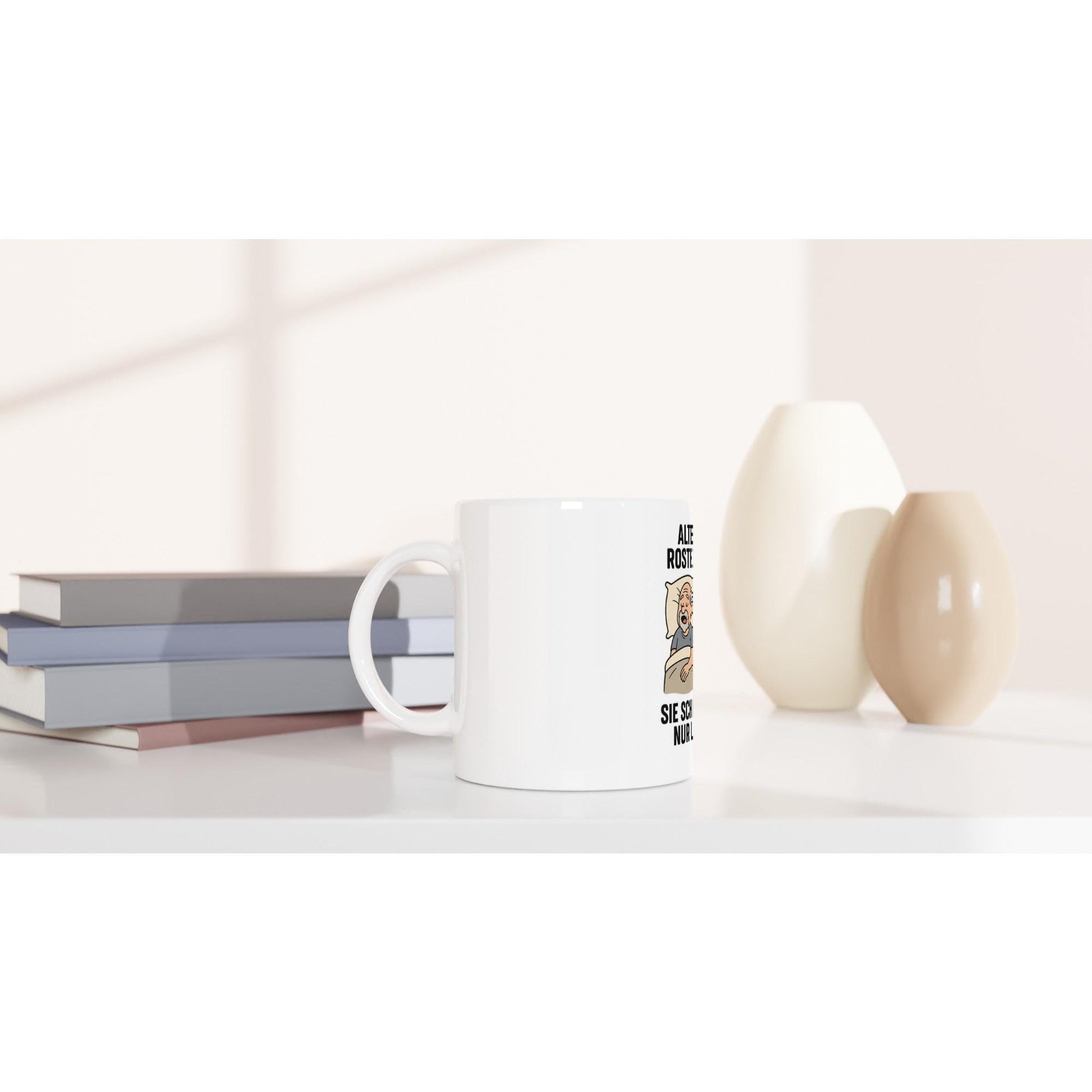 Weiße Geschenkidee für Paare Tasse mit Foto neben Büchern und modernen Vasen auf weißem Tisch