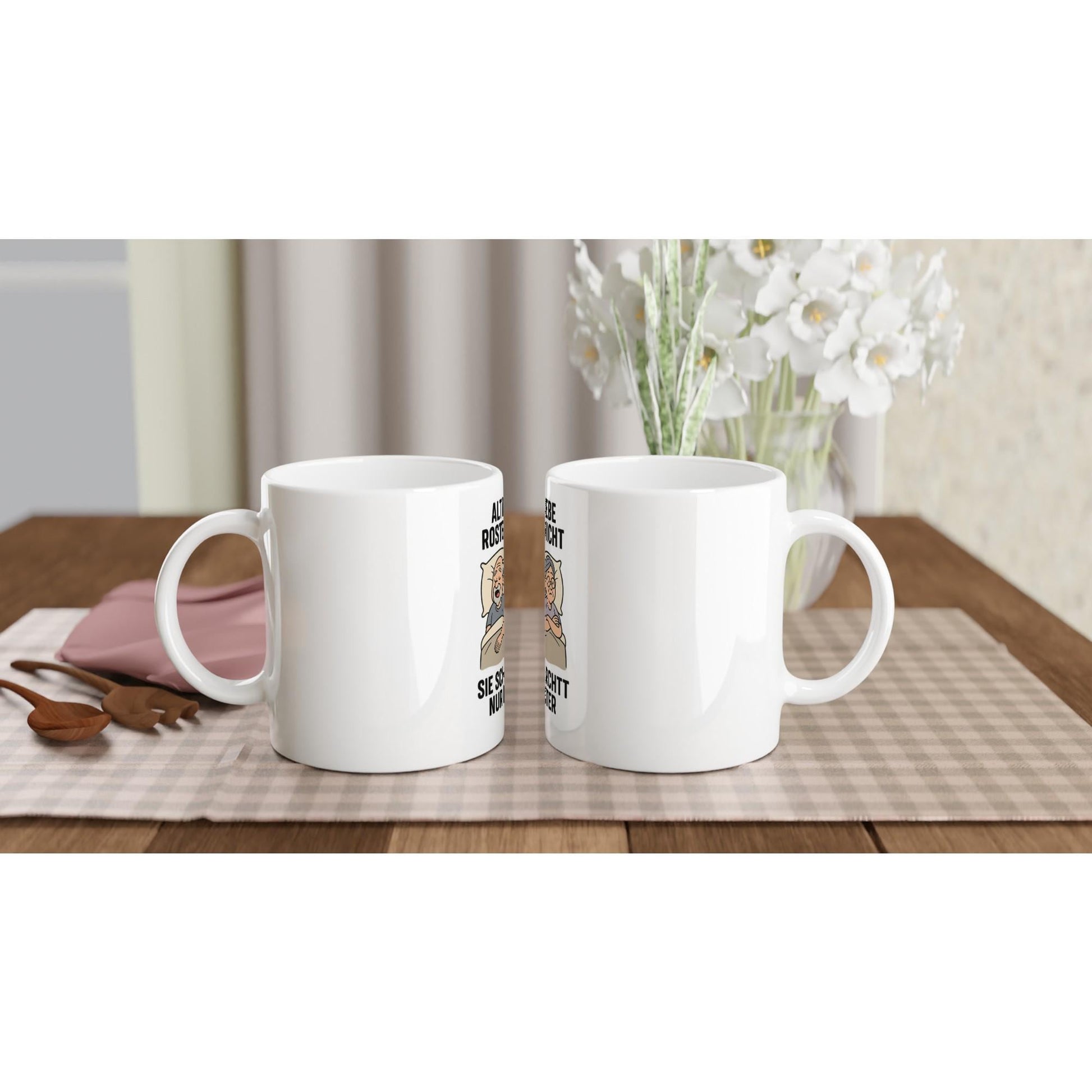 Weiße Geschenkidee für Paare Tasse mit Aufdruck auf kariertem Tischläufer vor Blumen