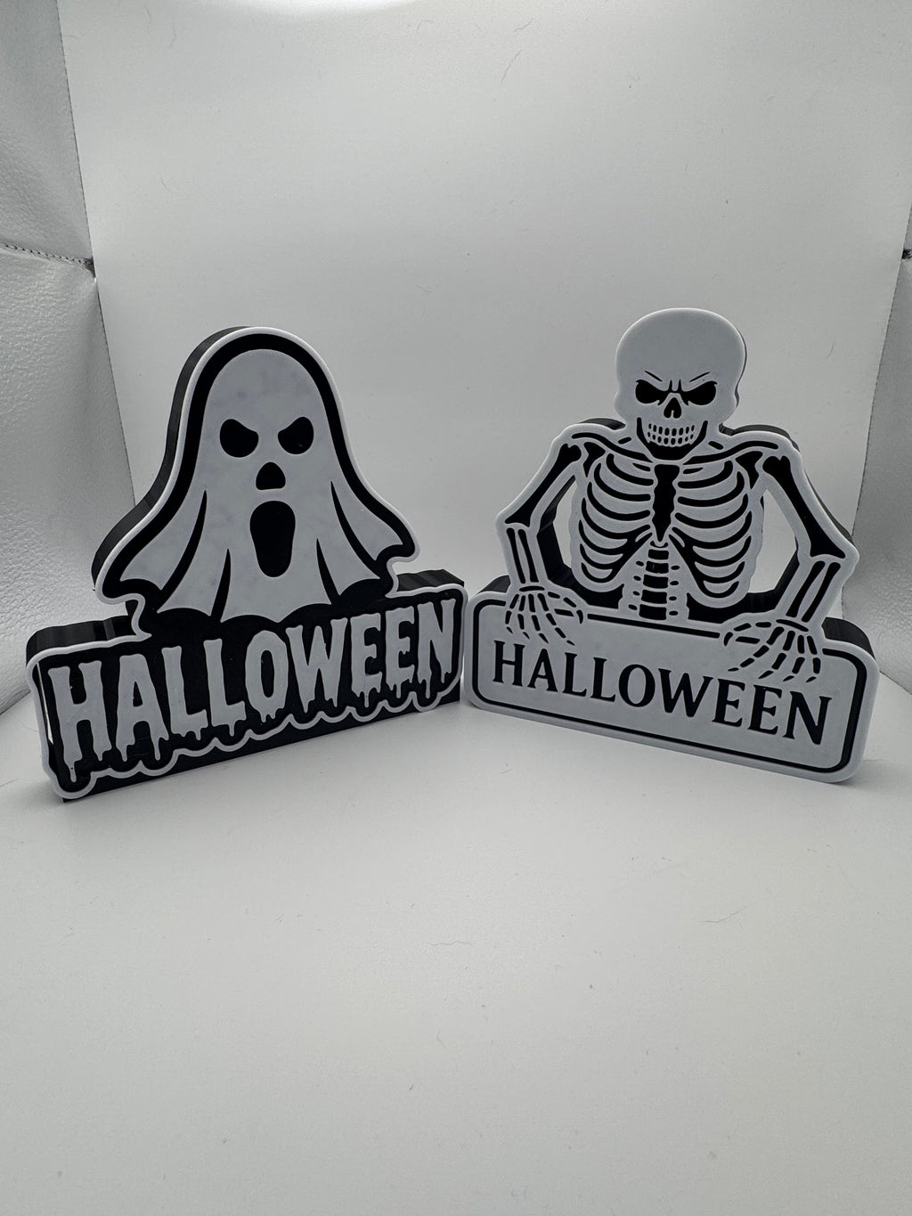 Wupperlike gruselige Tischdeko zu Halloween mit Geist und Skelett Figuren in Schwarz Weiß