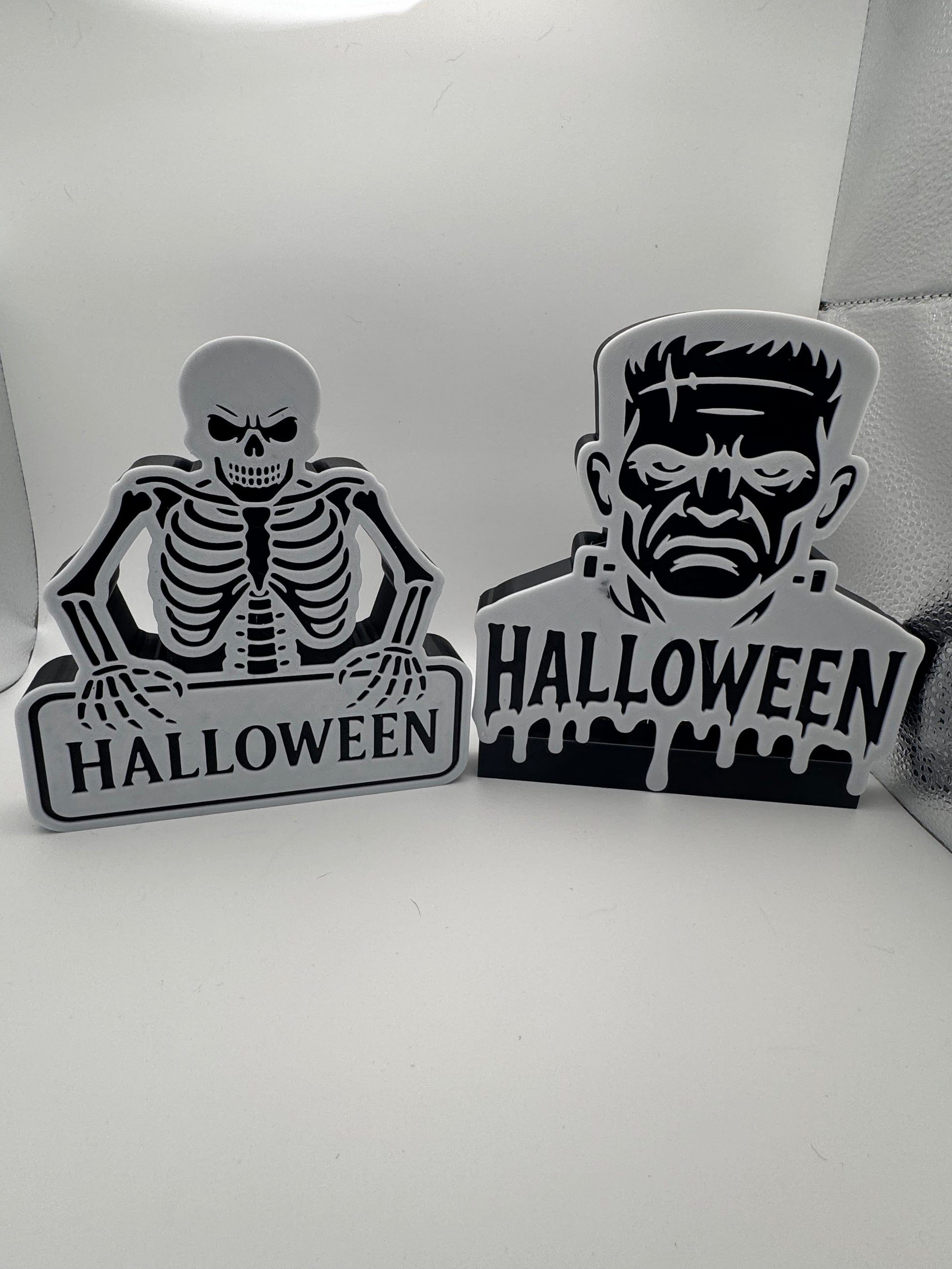 Gruselige Tischdeko zu Halloween mit Skelett und Frankenstein Motiv in Schwarz-Weiß
