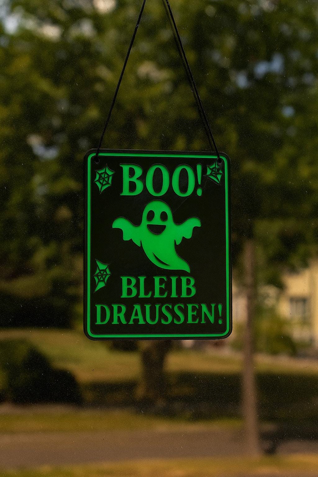 Halloween Schild "BOO! BLEIB DRAUSSEN!" – Gruselig, frech & vielseitig!