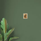 Ruhiger Begleiter – Stilvolles Hunde-Wandbild mit Holzleisten | Modernes Tierportrait für Zuhause