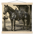 Western Pferde Wandbild – Sattelbereit vor Holzstall • Poster mit Kiefernholz-Hängern • Geschenk für Reiter & Pferdeliebhaber