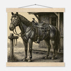 Western Pferde Wandbild – Sattelbereit vor Holzstall • Poster mit Kiefernholz-Hängern • Geschenk für Reiter & Pferdeliebhaber