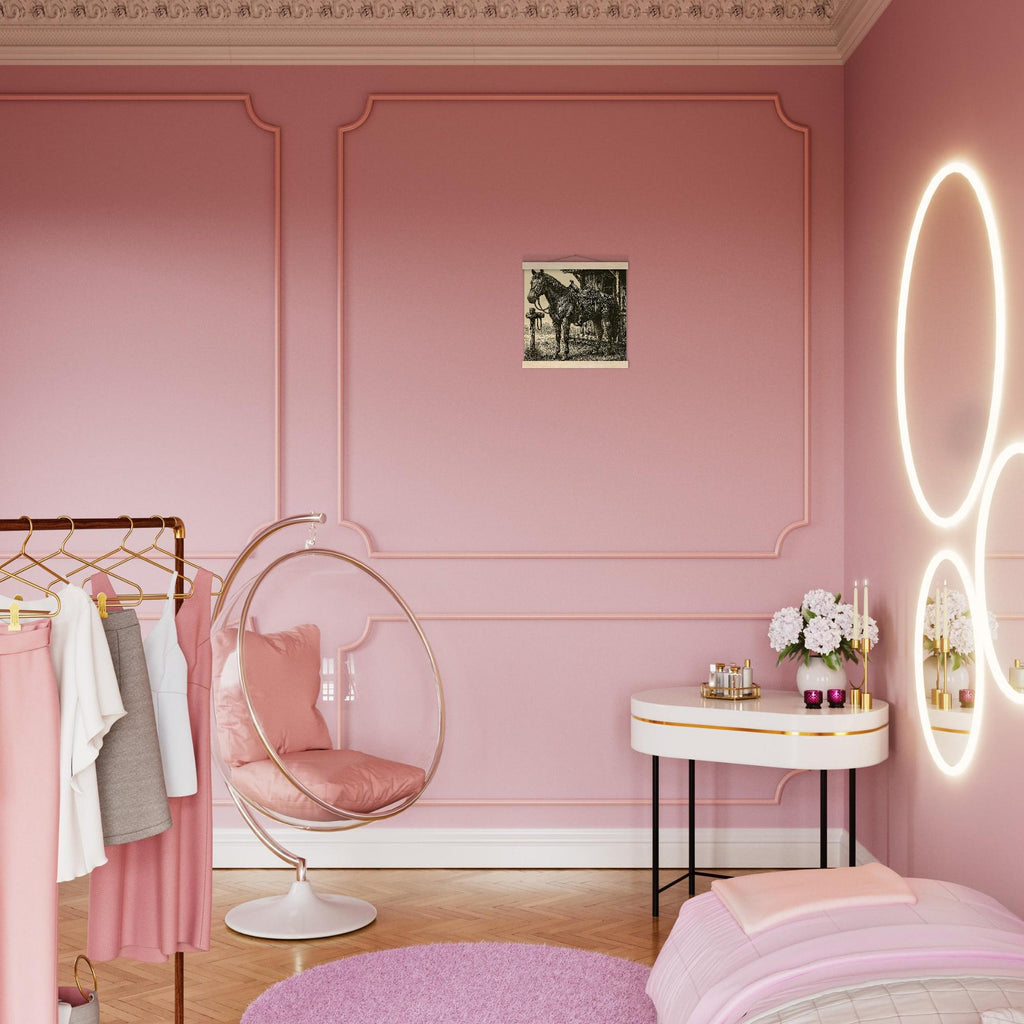 Western Pferde Wandbild – Sattelbereit vor Holzstall • Poster mit Kiefernholz-Hängern • Geschenk für Reiter & Pferdeliebhaber