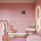 Western Pferde Wandbild – Sattelbereit vor Holzstall • Poster mit Kiefernholz-Hängern • Geschenk für Reiter & Pferdeliebhaber