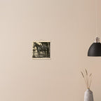 Western Pferde Wandbild – Sattelbereit vor Holzstall • Poster mit Kiefernholz-Hängern • Geschenk für Reiter & Pferdeliebhaber