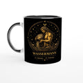 Keramiktasse mit Sternzeichen Wassermann, mythologische Figur mit Wasserkrug als astrologisches Motiv in warmen Goldtönen auf schwarzem Hintergrund, beidseitig bedruckt