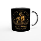 Keramiktasse mit Sternzeichen Wassermann, mythologische Figur mit Wasserkrug als astrologisches Motiv in warmen Goldtönen auf schwarzem Hintergrund, beidseitig bedruckt
