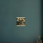 Western Pferde Wandbild – Sattelbereit vor Holzstall • Poster mit Kiefernholz-Hängern • Geschenk für Reiter & Pferdeliebhaber