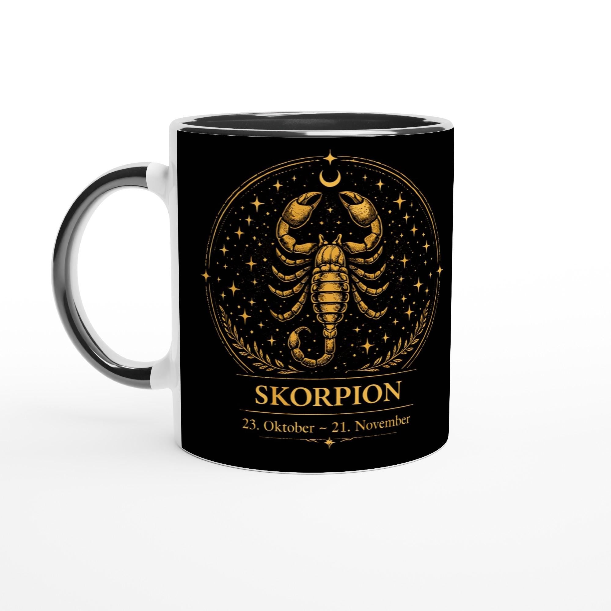 Keramiktasse mit Sternzeichen Skorpion, detailliertes astrologisches Skorpionmotiv in warmen Goldtönen auf schwarzem Hintergrund, beidseitig bedruckt