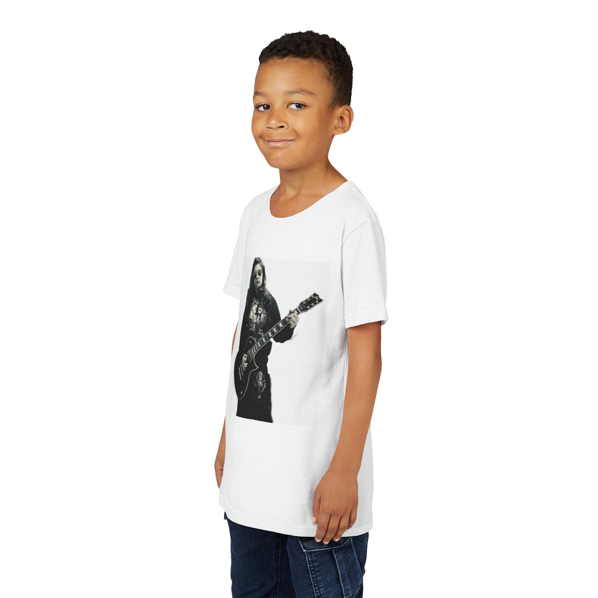 Junge trägt weißes Jugend Rock Star T-Shirt mit Gitarrist Motiv in lässiger Pose