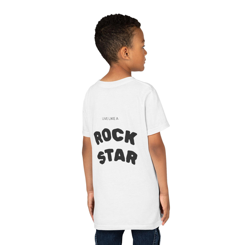 Junge trägt weißes Jugend Rock Star T-Shirt mit schwarzem Schriftzug auf dem Rücken