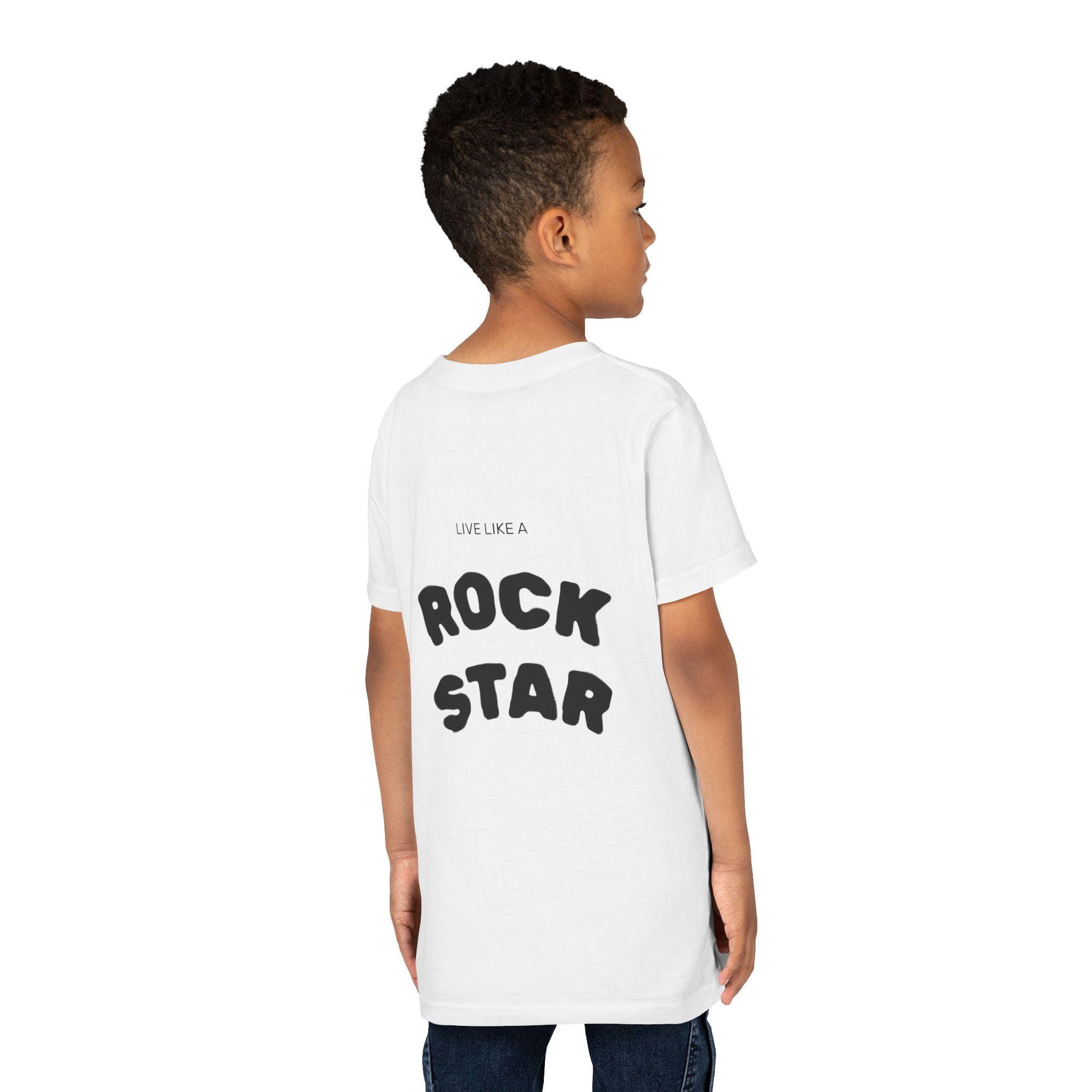Junge trägt weißes Jugend Rock Star T-Shirt mit schwarzem Schriftzug auf dem Rücken