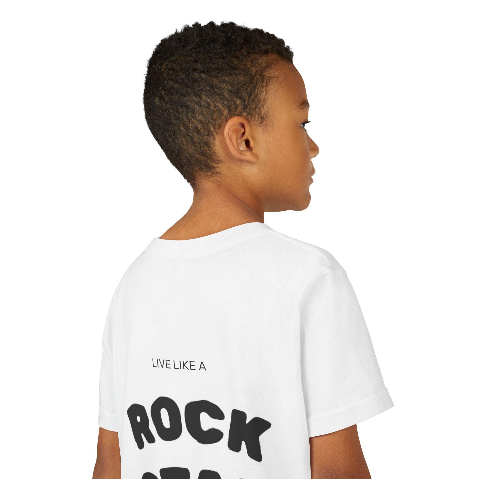 Jugend Rock Star T-Shirt in Weiß mit schwarzem Schriftzug auf dem Rücken getragen von einem Jungen