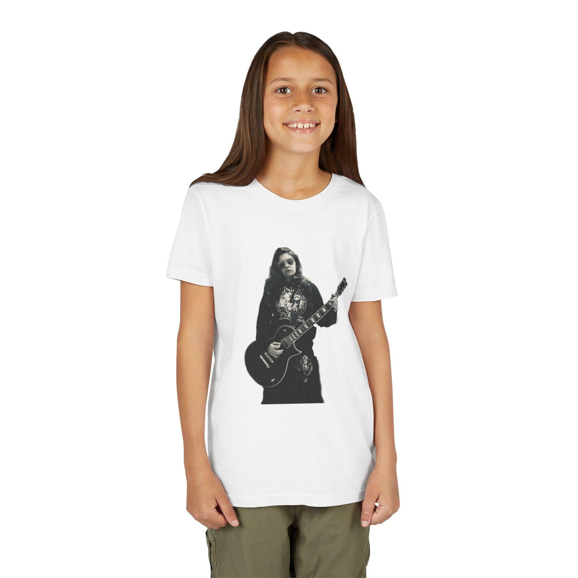 Weißes Jugend Rock Star T-Shirt mit Gitarrenmotiv getragen von lächelndem Mädchen