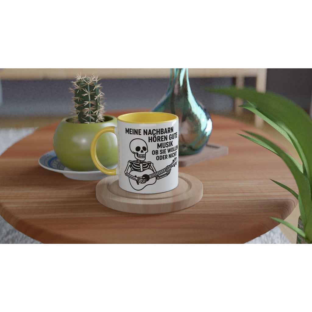 Keramiktasse Geschenkidee Musik mit Skelett und Gitarrenmotiv auf Holztisch mit Pflanzen