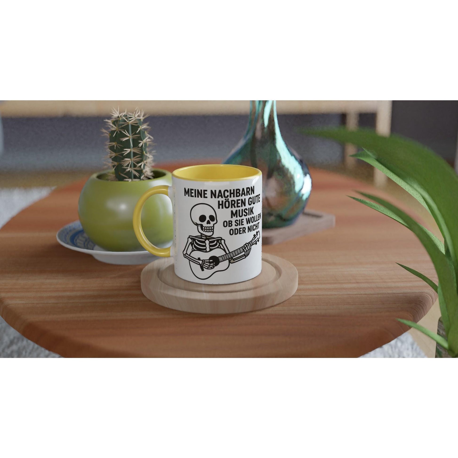 Keramiktasse Geschenkidee Musik mit Skelett und Gitarrenmotiv auf Holztisch mit Pflanzen