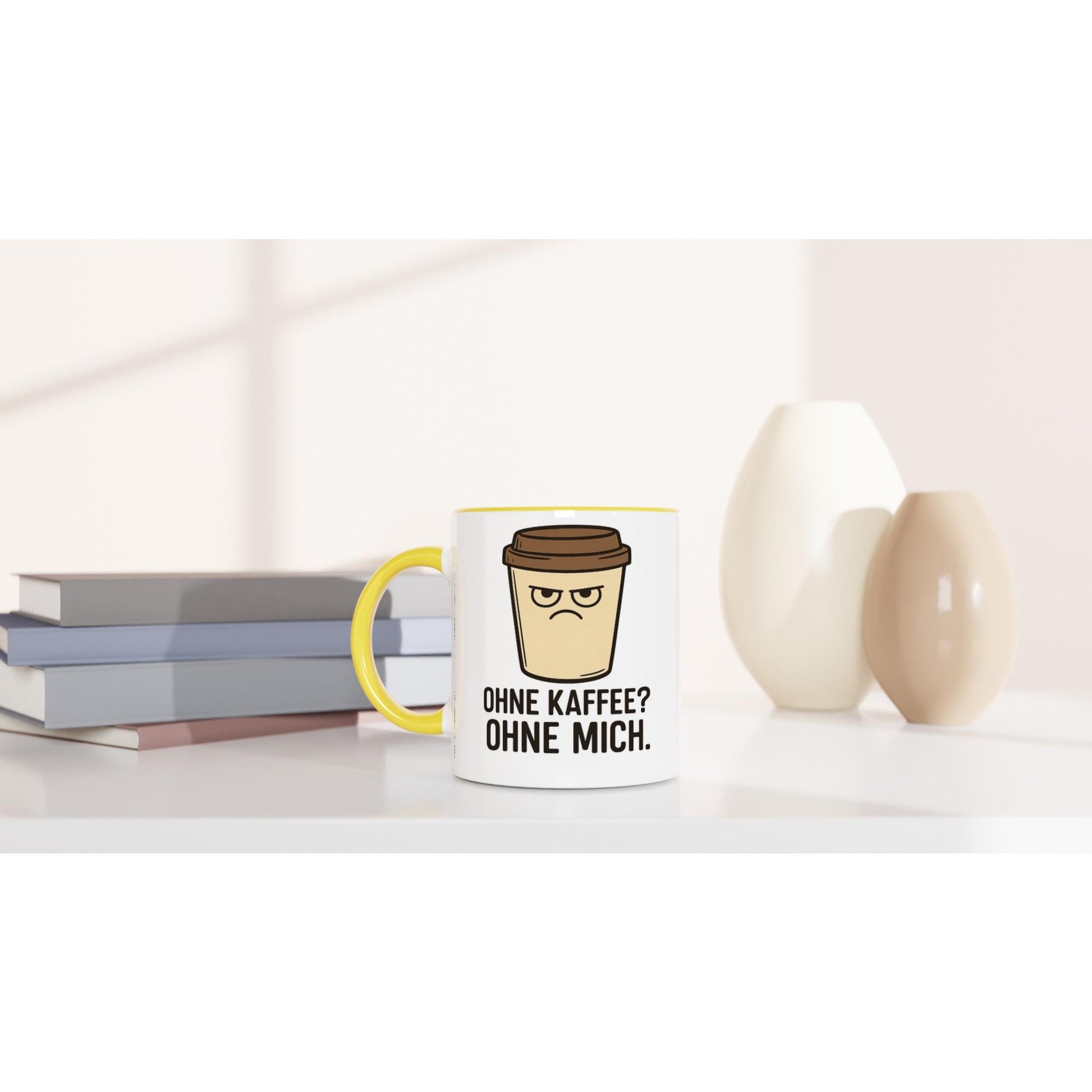 Weiße Keramiktasse Geschenkidee mit gelbem Griff und lustigem Kaffeebecher Spruch auf dem Schreibtisch