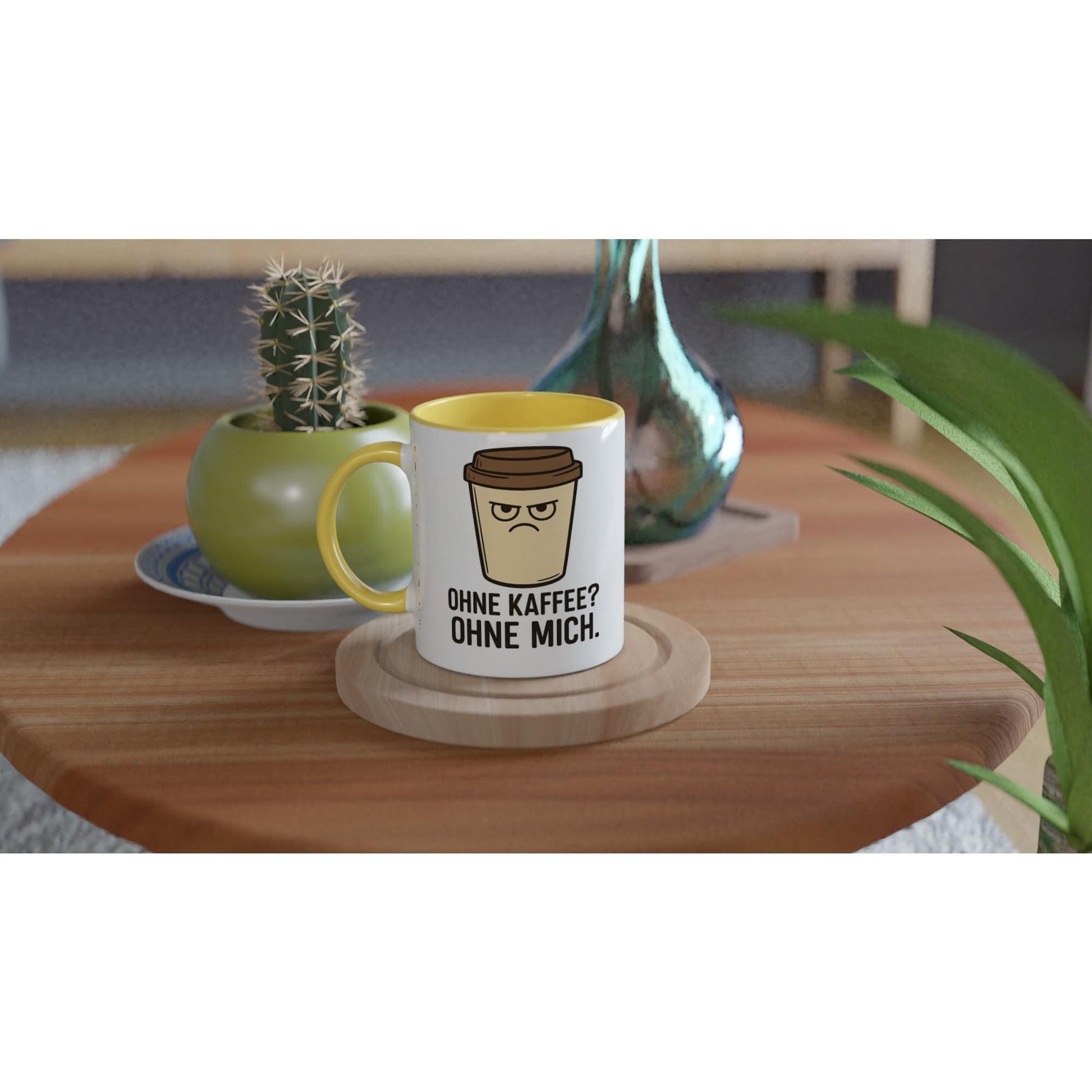 Keramiktasse Geschenkidee mit lustigem Kaffeebecher-Motiv und gelbem Inneren auf Holztisch
