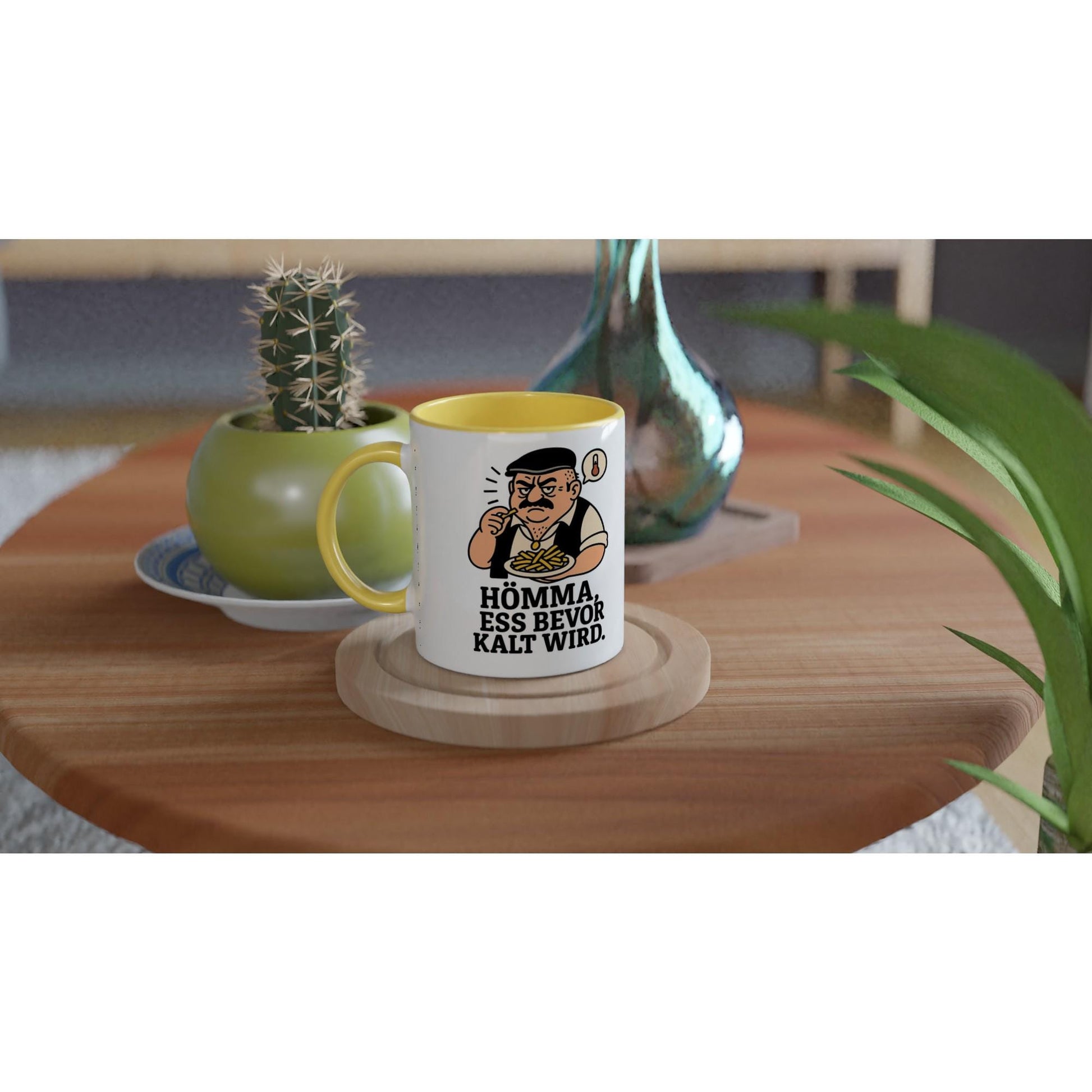 Keramiktasse mit Spruch Geschenk mit gelbem Henkel und Innenraum auf Holzuntersetzer auf Tisch