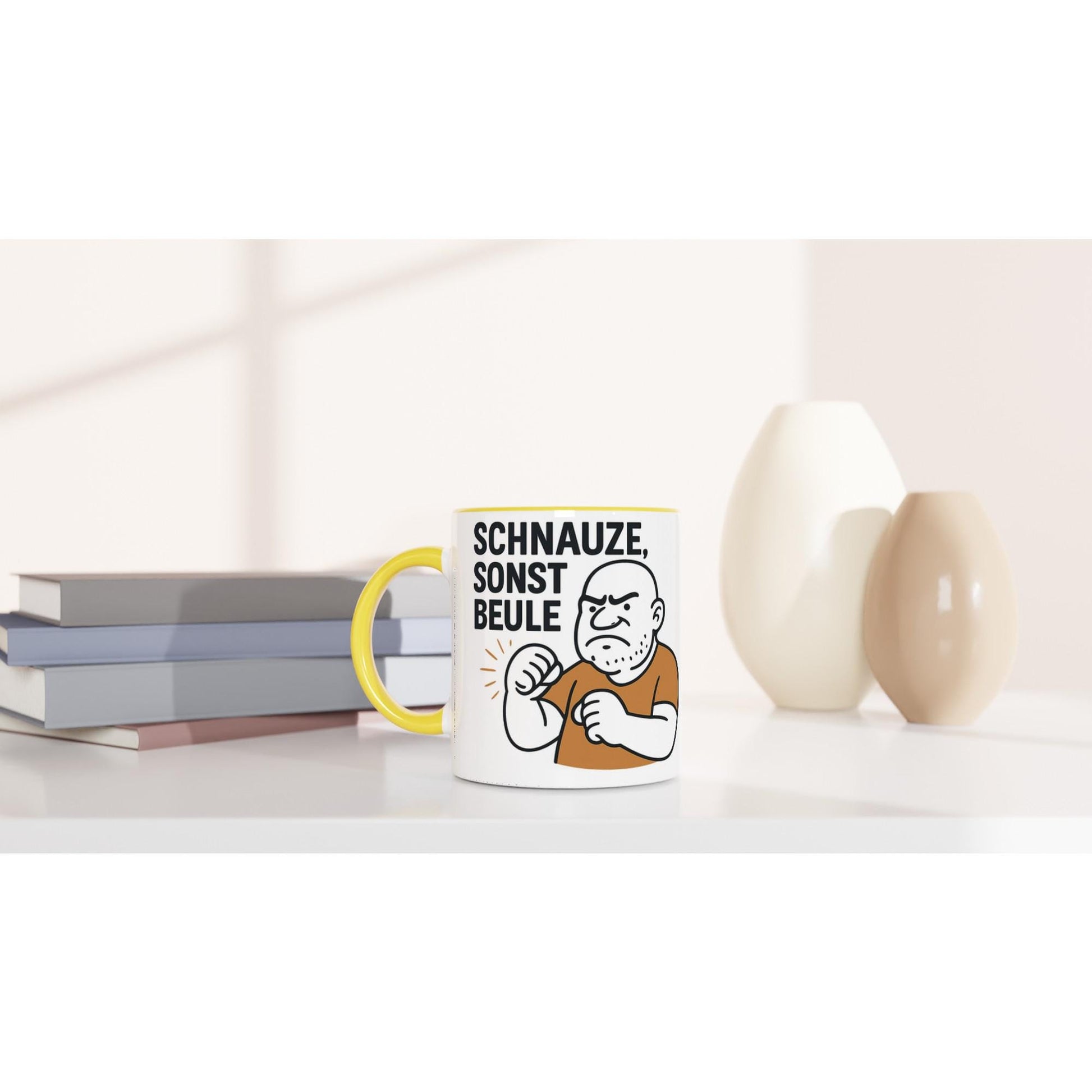 Weiße lustige Geschenkidee Tasse mit gelbem Griff und frechem Aufdruck auf modernem Tisch