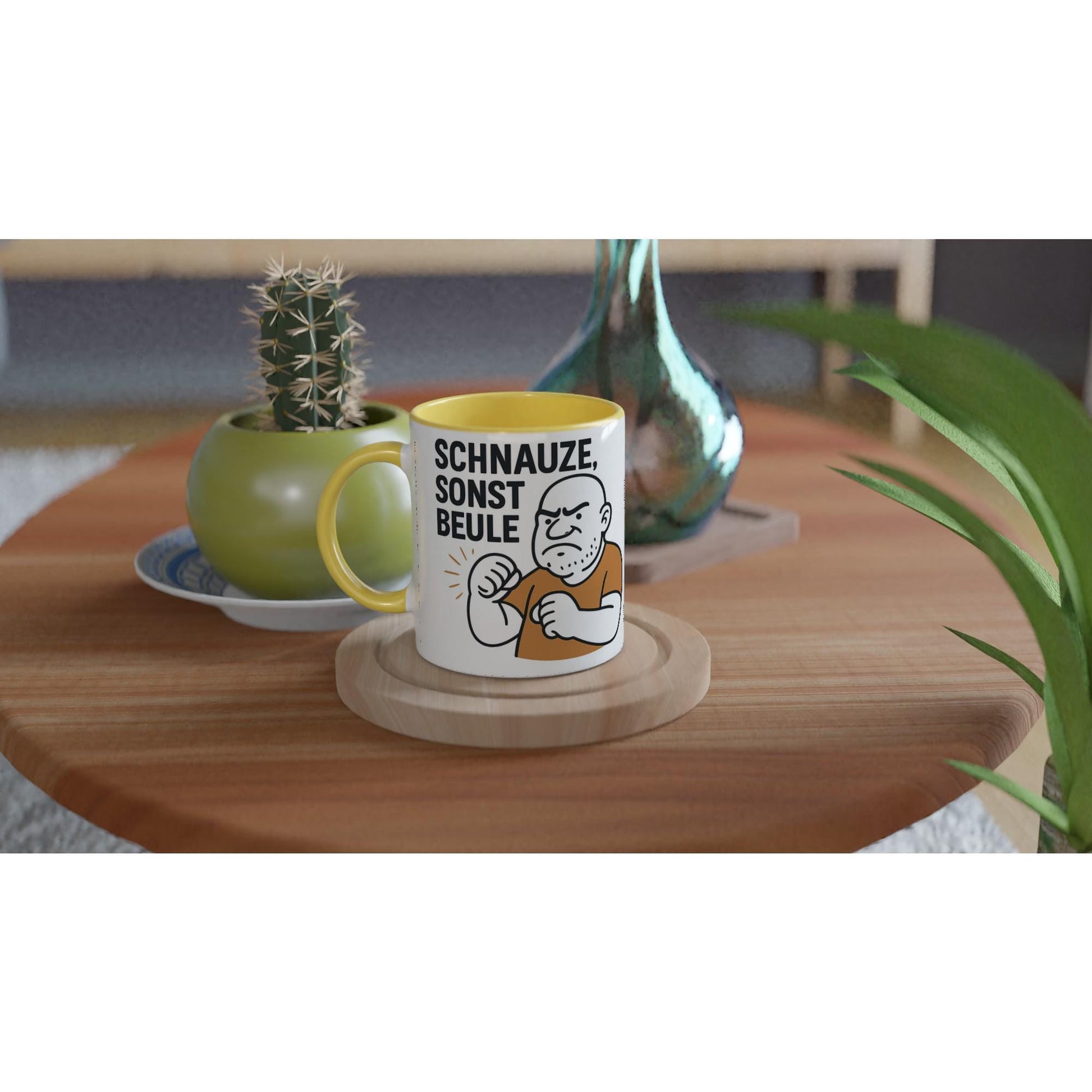 Weiße lustige Geschenkidee Tasse mit gelbem Griff und negativem Spruch auf Holztisch