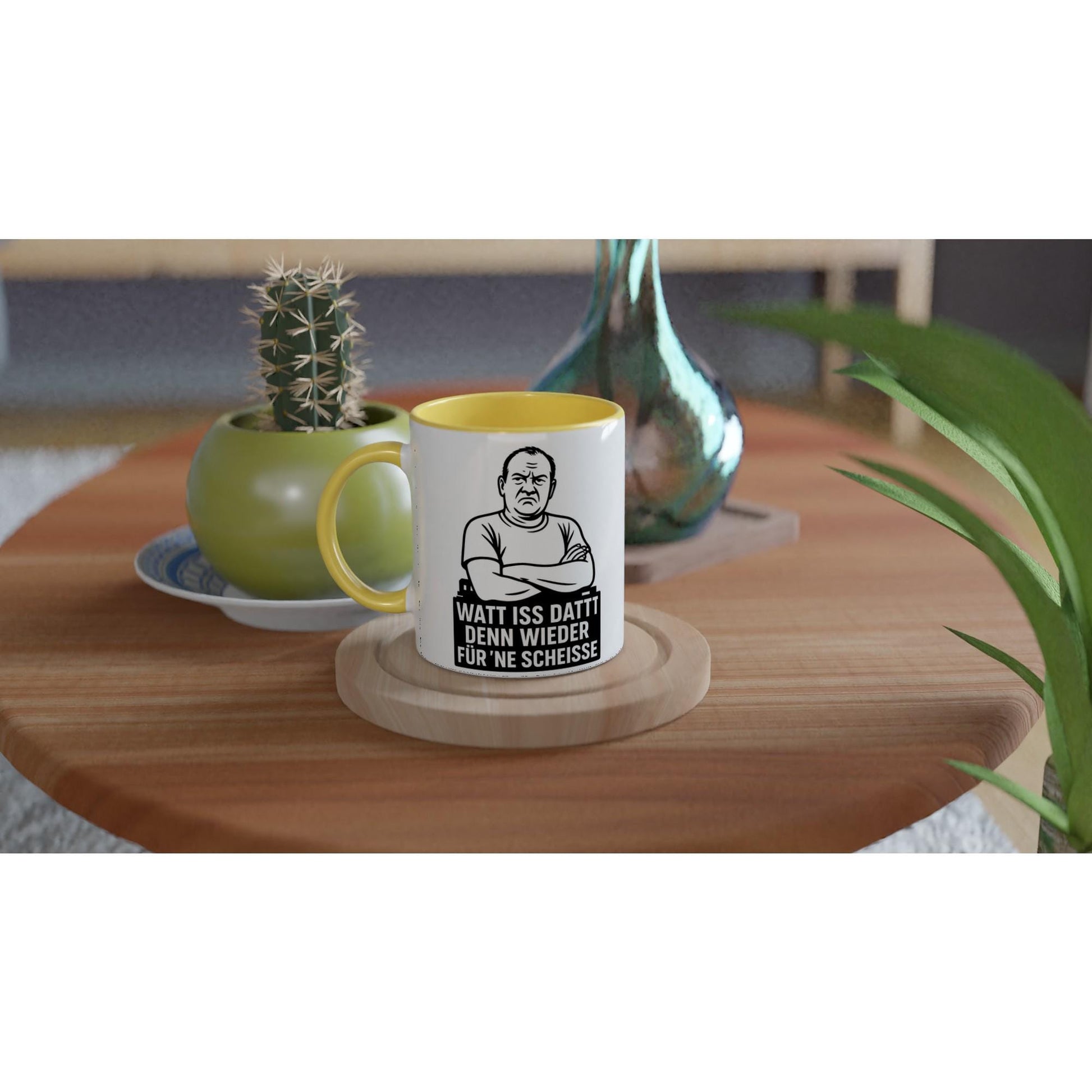 Lustige keramiktasse geschenk mit gelbem Griff und Innenfläche auf Holztisch mit Kaktee und Dekoration