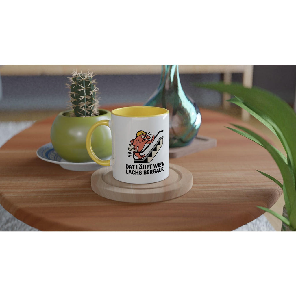 Lustige Tasse mit Spruch und comicartiger Illustration sitzt auf Holzuntersetzer auf Tisch