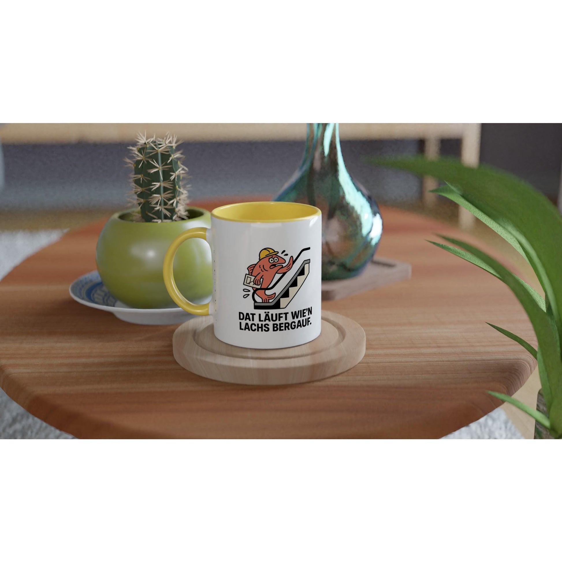 Lustige Tasse mit Spruch und comicartiger Illustration sitzt auf Holzuntersetzer auf Tisch