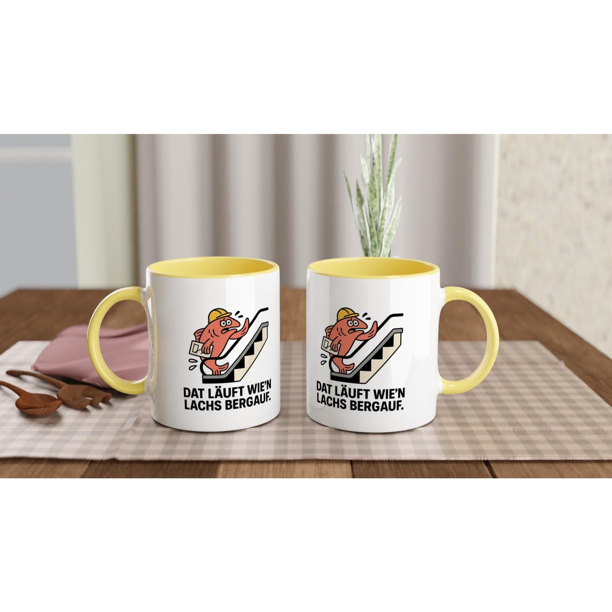 Lustige Tasse mit Spruch Dat läuft wie'n Lachs bergauf in Weiß und Gelb mit Comic-Design