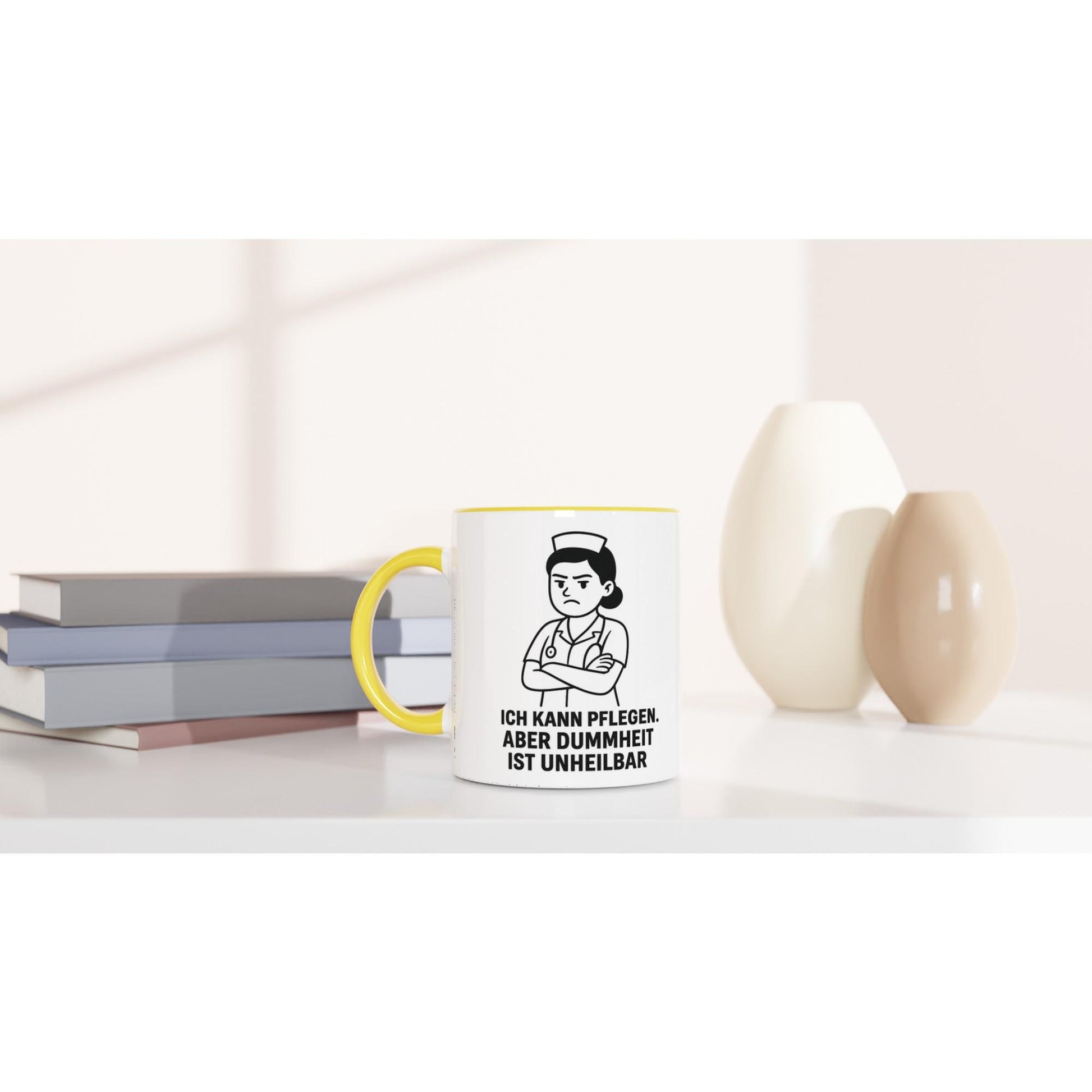 Witzige Tasse mit Aufschrift als Geschenk für Pflegekräfte witzig mit gelbem Griff auf Schreibtisch