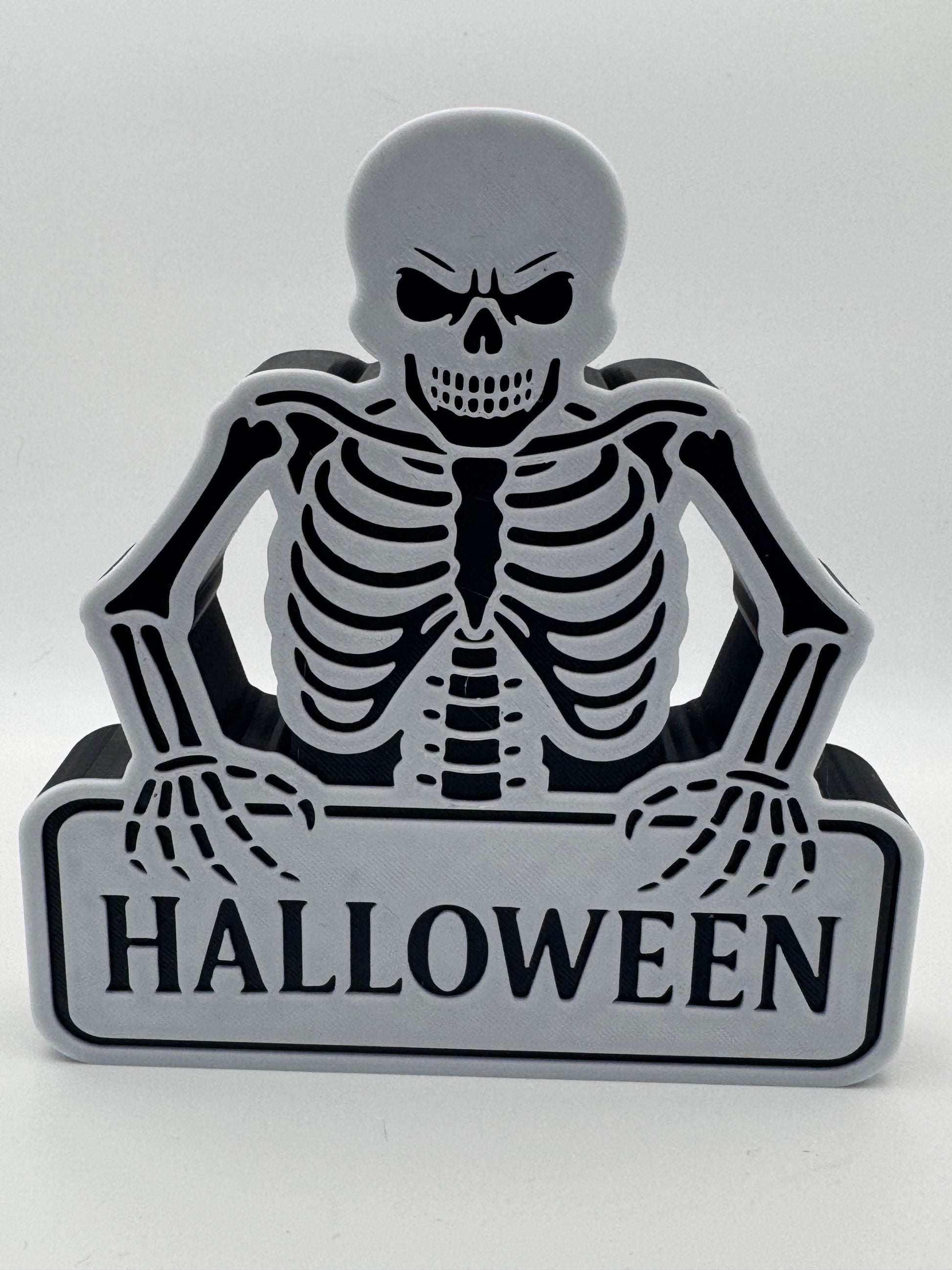 Wupperlike Skelett Figuren für Tischdeko mit Halloween Schriftzug als gruselige Dekoration