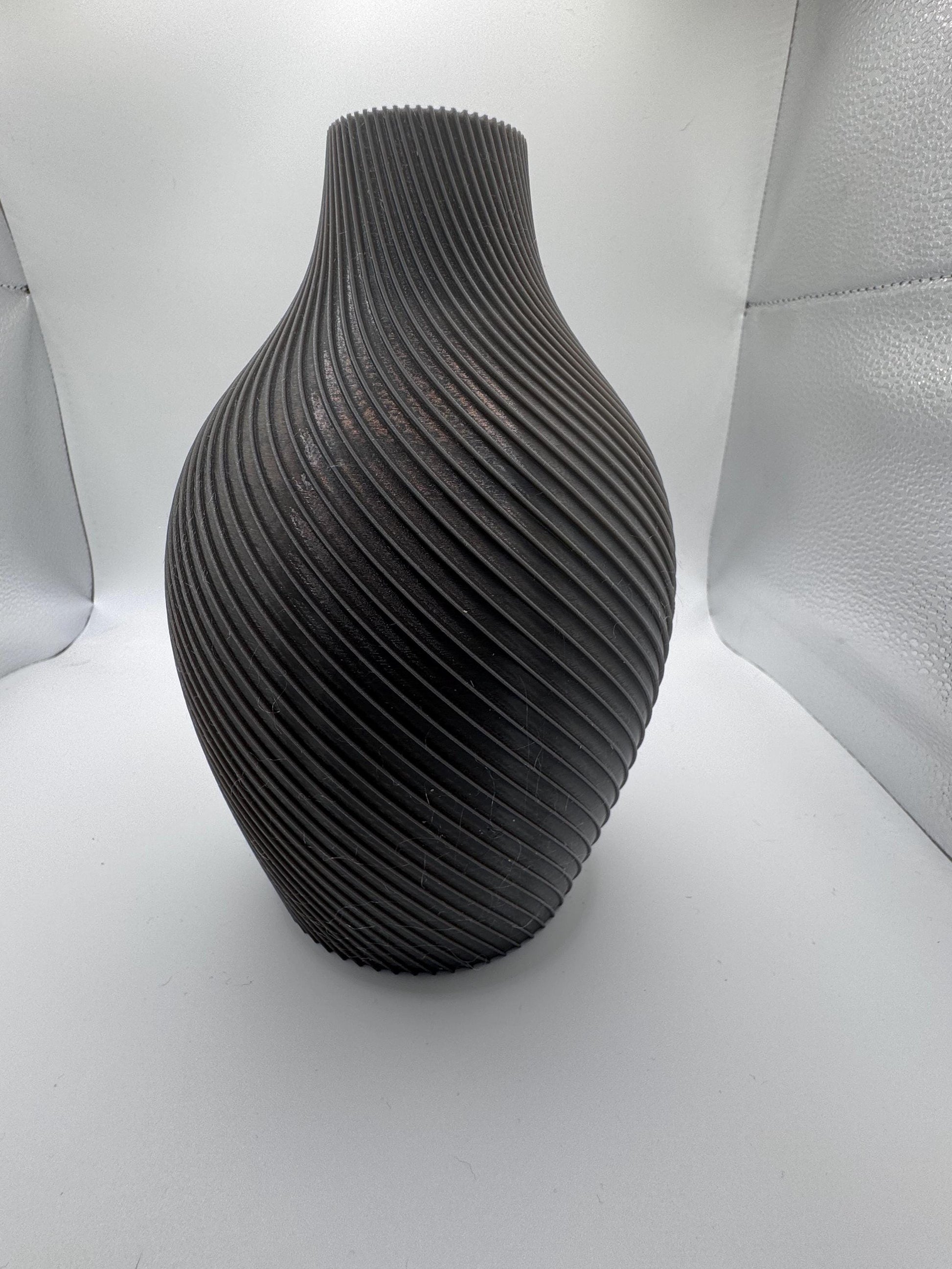 Schwarze stilvolle Deko Vase Wohnzimmer mit gerilltem, spiralförmigem Design und modernem Look