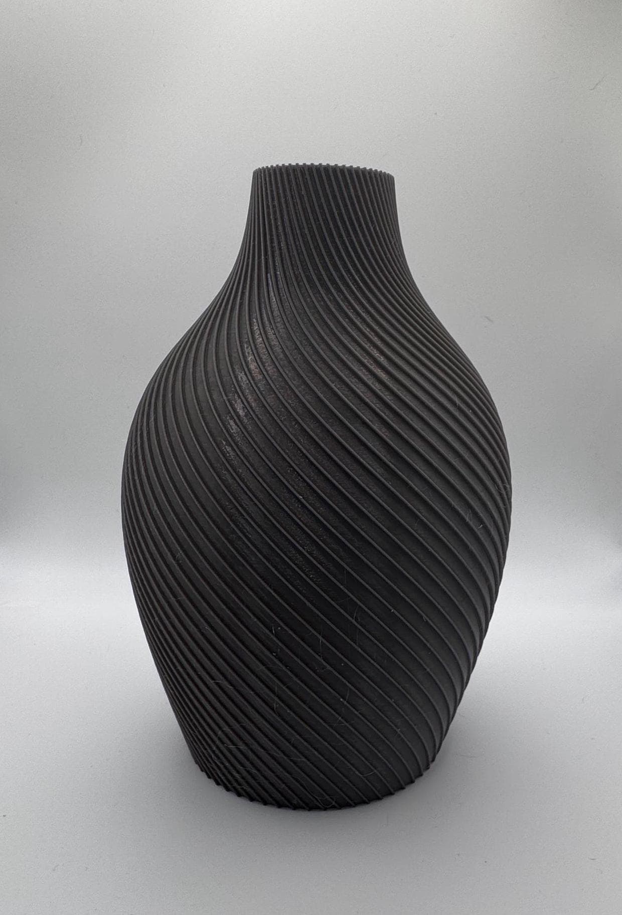 Schwarze stilvolle Deko Vase Wohnzimmer mit gewundener Struktur und modernem Design