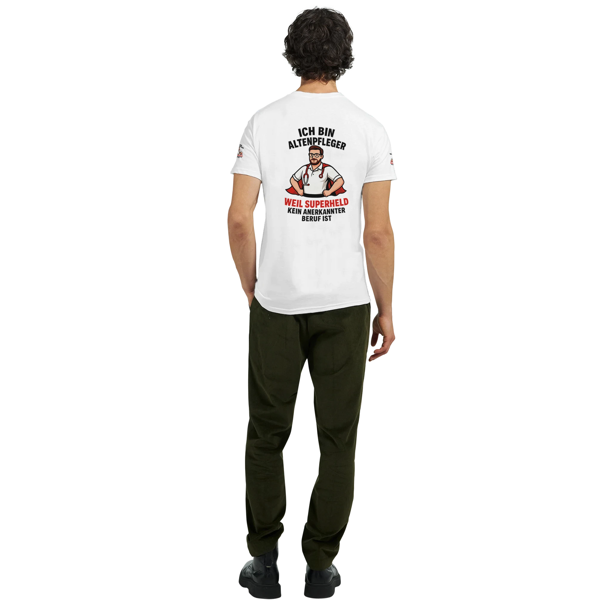 Weißes T-Shirt Altenpfleger Geschenk mit Aufdruck Superheld Motiv für Pflegekräfte von Wupperlike