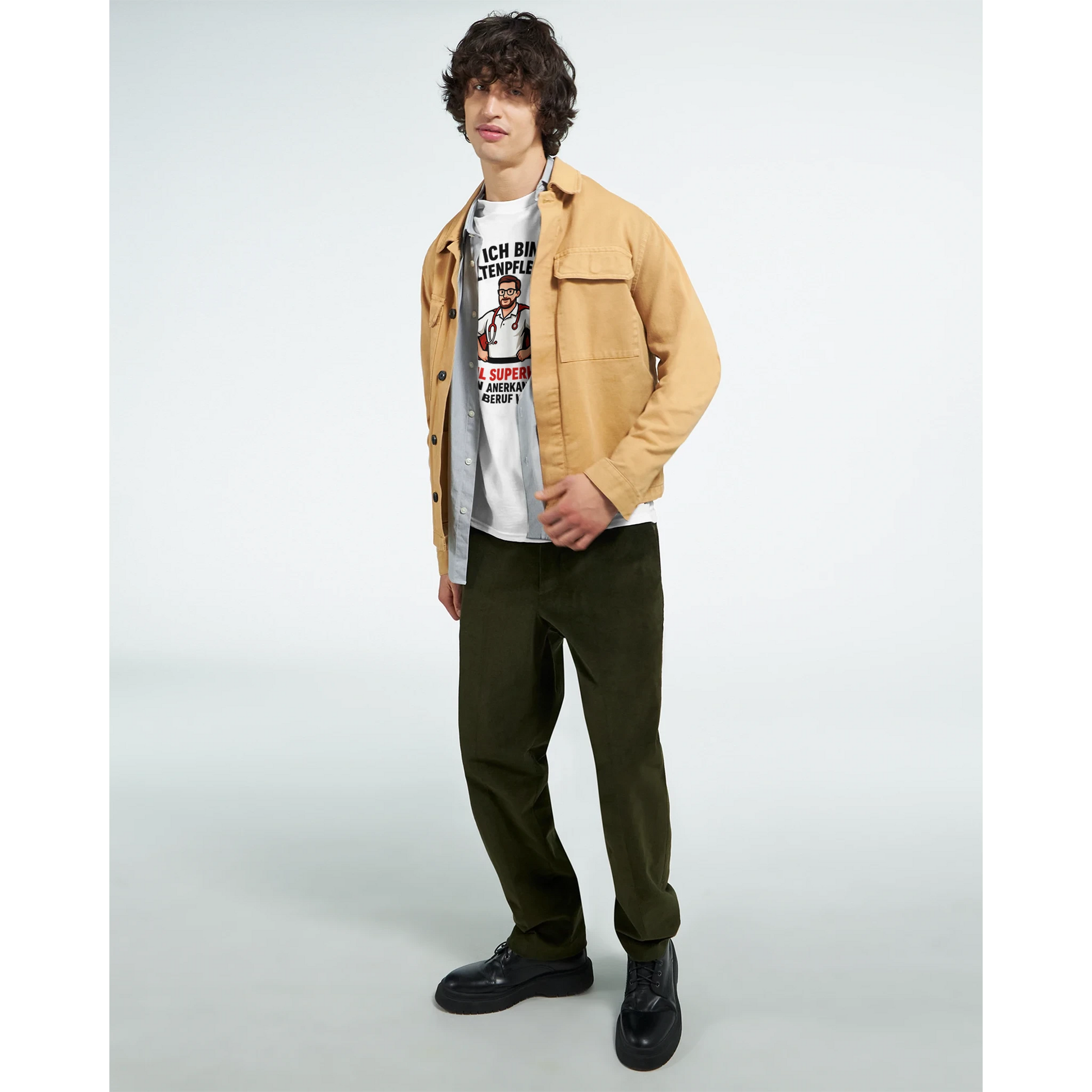Wupperlike T-Shirt Altenpfleger Geschenk weiß mit Spruch getragen von Mann mit beige Jacke und schwarzer Hose