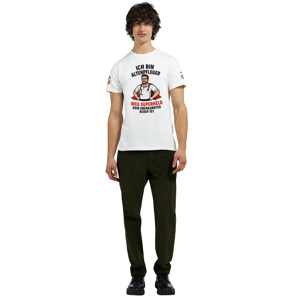 Weißes T-Shirt Altenpfleger Geschenk mit lustigem Pflegehelden Aufdruck von Wupperlike