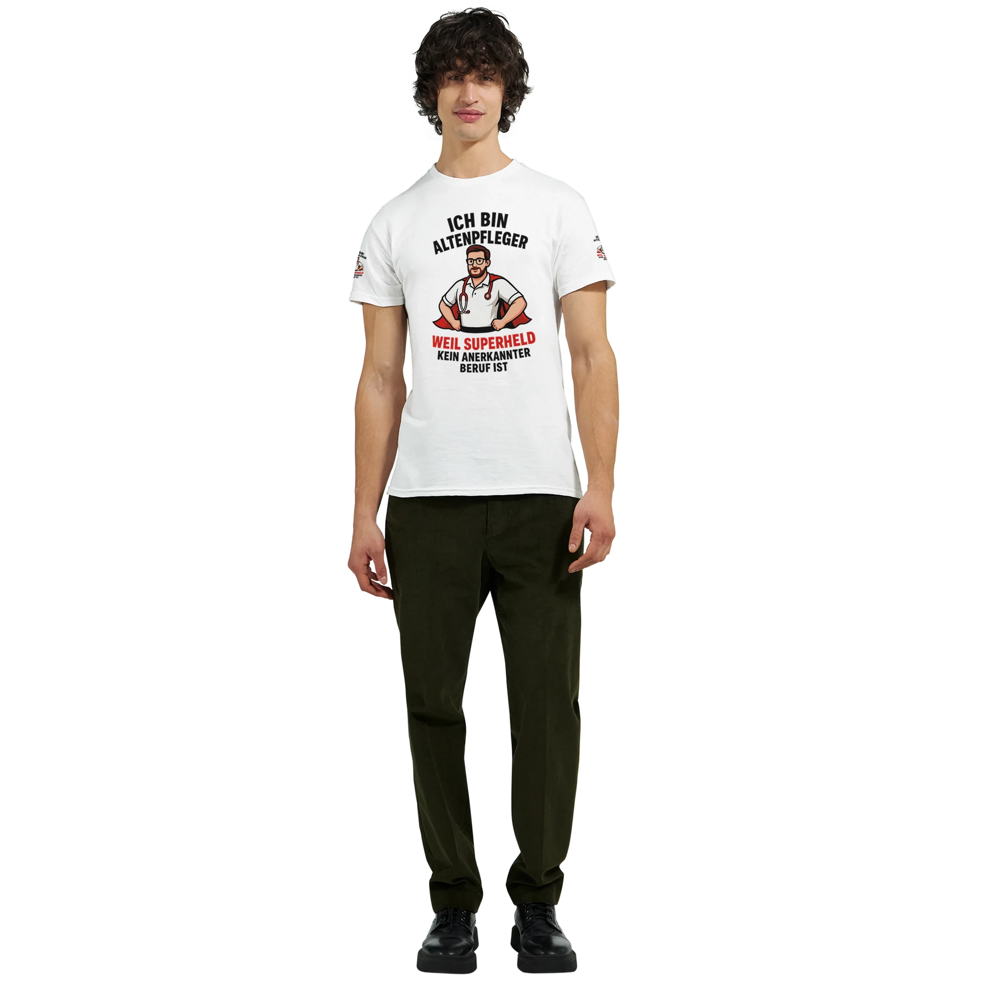 Weißes T-Shirt Altenpfleger Geschenk mit lustigem Pflegehelden Aufdruck von Wupperlike
